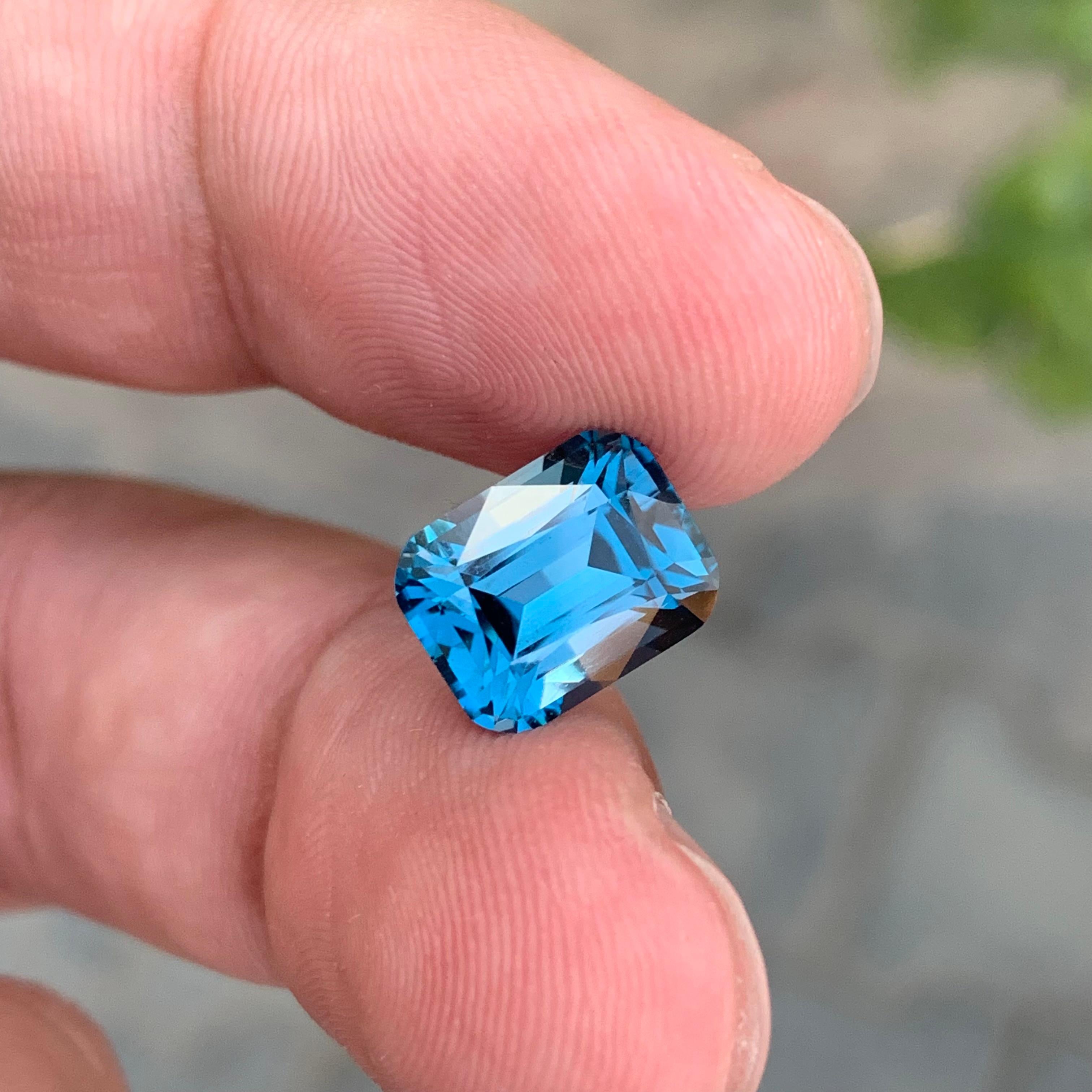 4,85 carati di squisita gemma sfaccettata di Topazio Blu di Londra a forma di cuscino in vendita 3