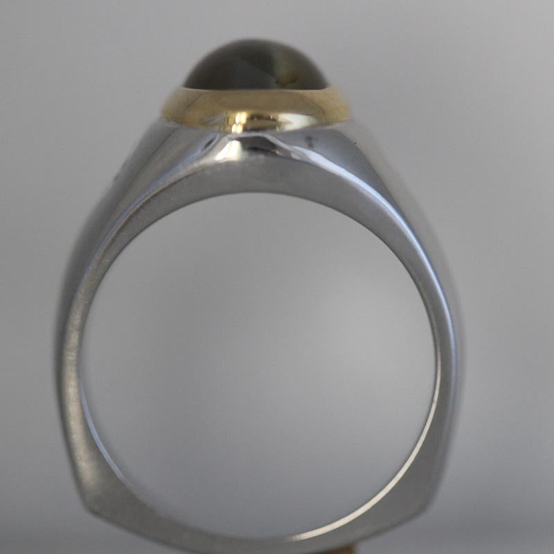 Oval Cut 4.85+ Carat Men's Cats Eye and Diamond Men's Ring - Honey Color, Straight Eye For Sale