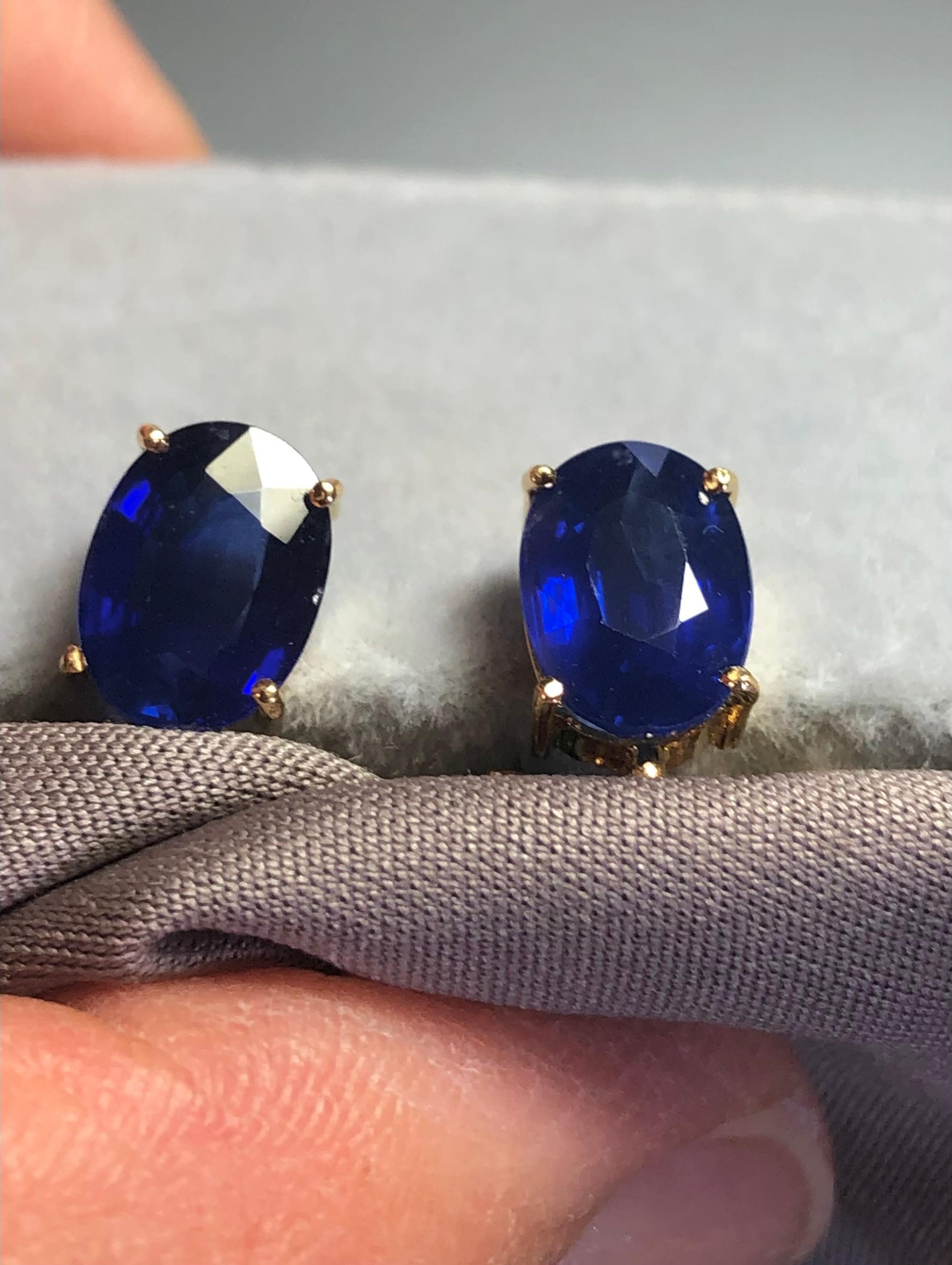 Contemporary Burma Natural Blue Sapphires Oval Cut Studs 18K Gold or Platinum For Sale