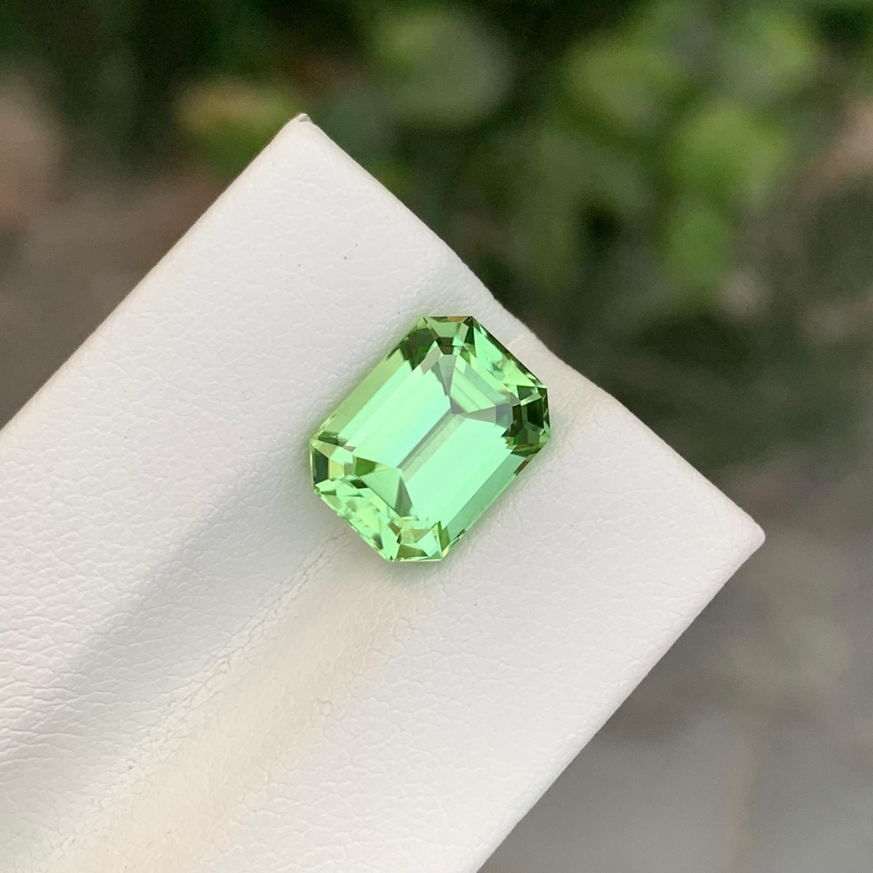 Arts and Crafts 4,85 carati di peridoto verde mela sciolto naturale di forma Asscher in vendita