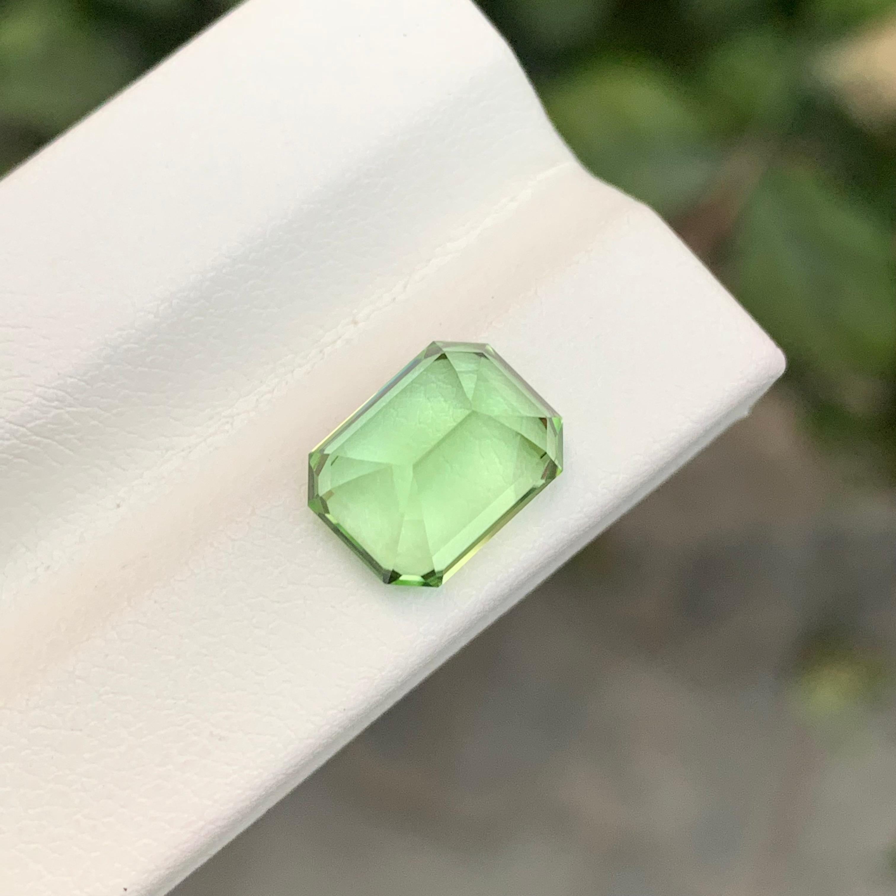 4,85 carati di peridoto verde mela sciolto naturale di forma Asscher in vendita 1
