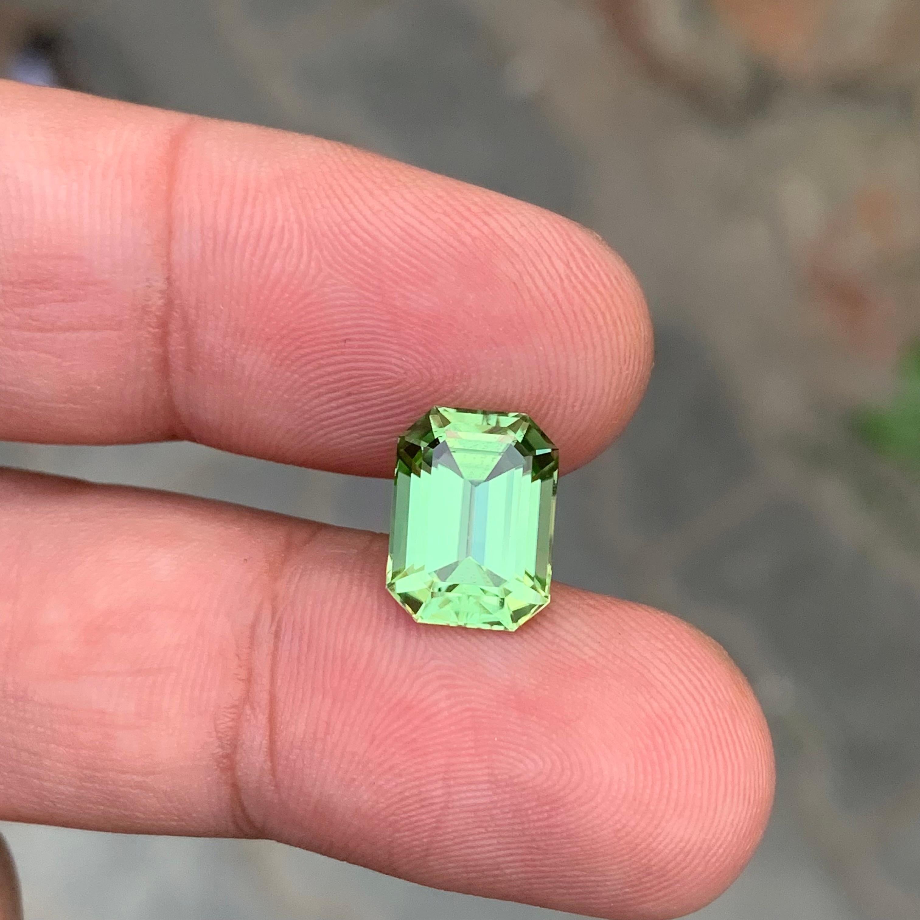 4,85 carati di peridoto verde mela sciolto naturale di forma Asscher in vendita 3