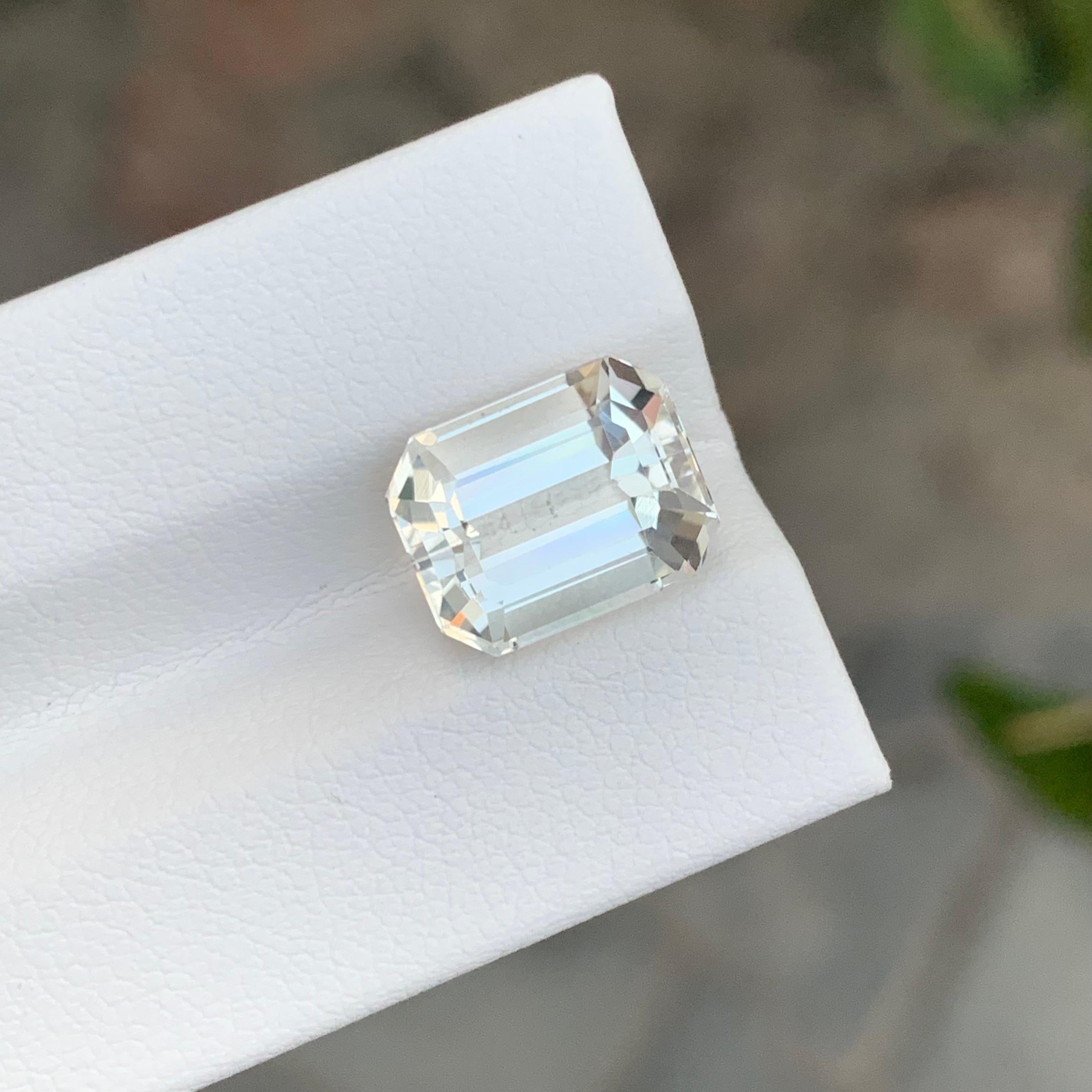 Loser Heliodor
Gewicht: 4,85 Karat
Abmessung: 11.2 x 8.8 x 6.6 Mm
Herkunft: Pakistan
Die Form: Smaragd 
Zertifikat: Auf Anfrage

Heliodor, ein bezauberndes Mitglied der Mineralfamilie der Berylle, ist bekannt für seine strahlend goldenen bis gelben