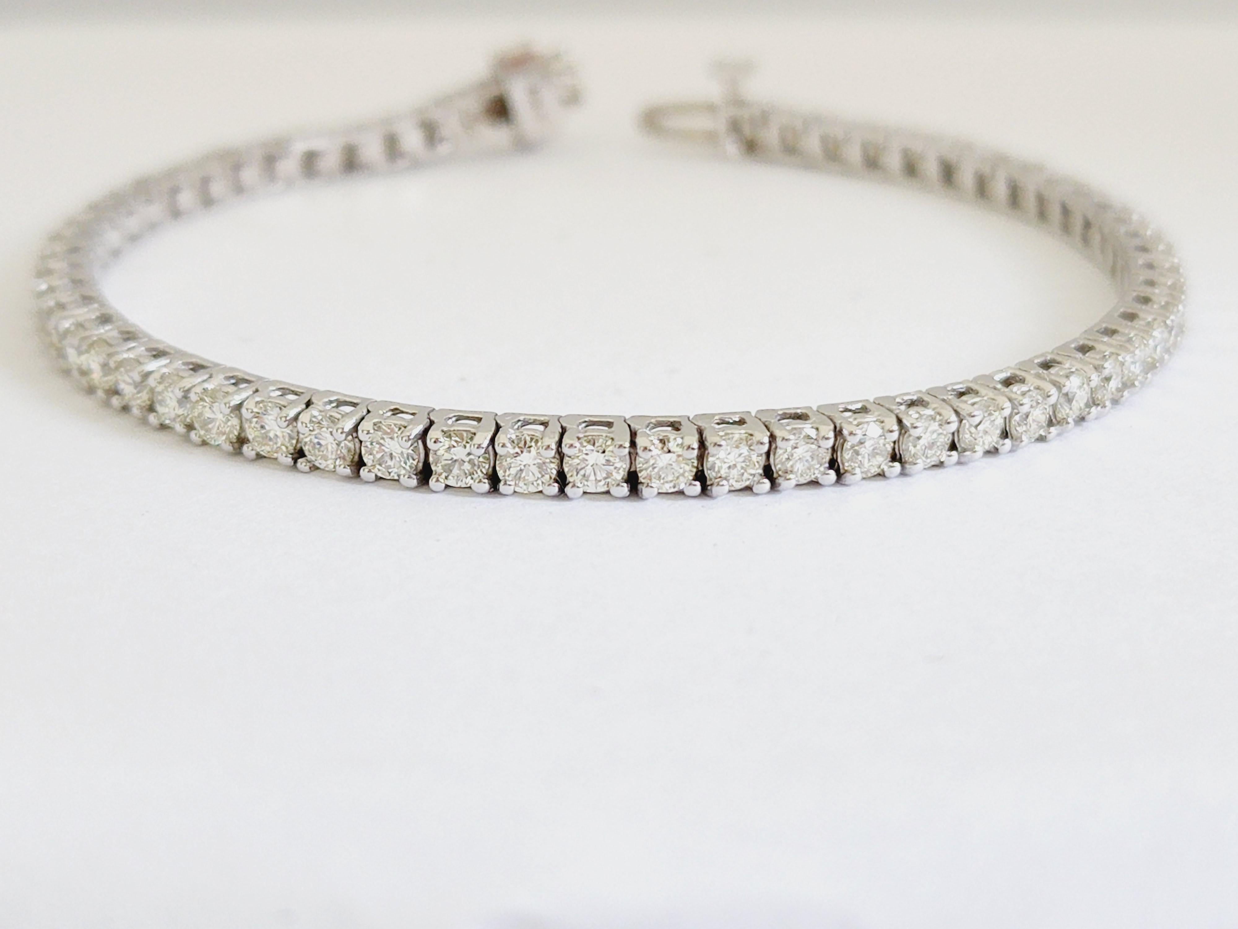 Beautiful diamond tennis bracelet, round-brilliant cut diamonds. set on 14k white gold. each stone is set in a classic four-prong style for maximum light brilliance. 7 inch length. Average Color G-H, Clarity VVS. Every day style. Extraordinary
