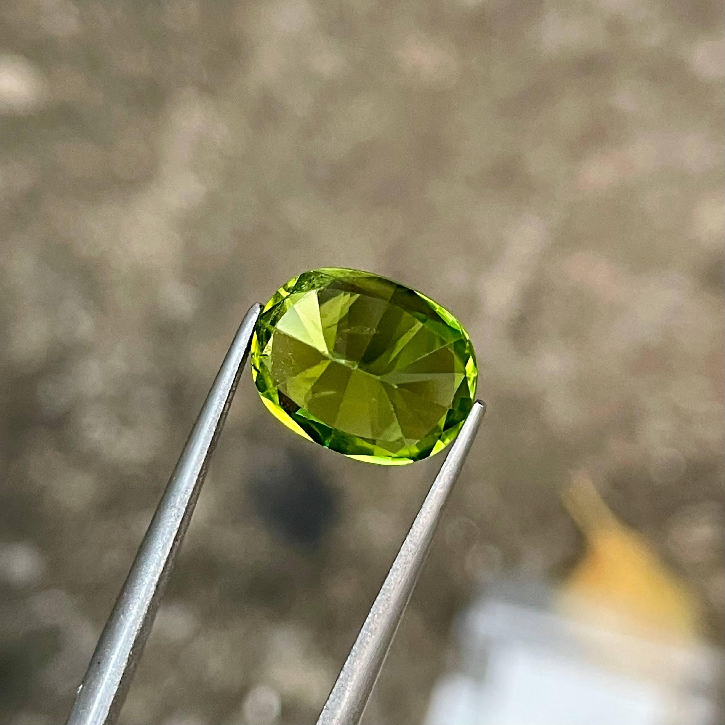 4.85 carats Green Peridot Stone Oval Cut Natural Pakistani Gemstone In New Condition For Sale In Bangkok, TH