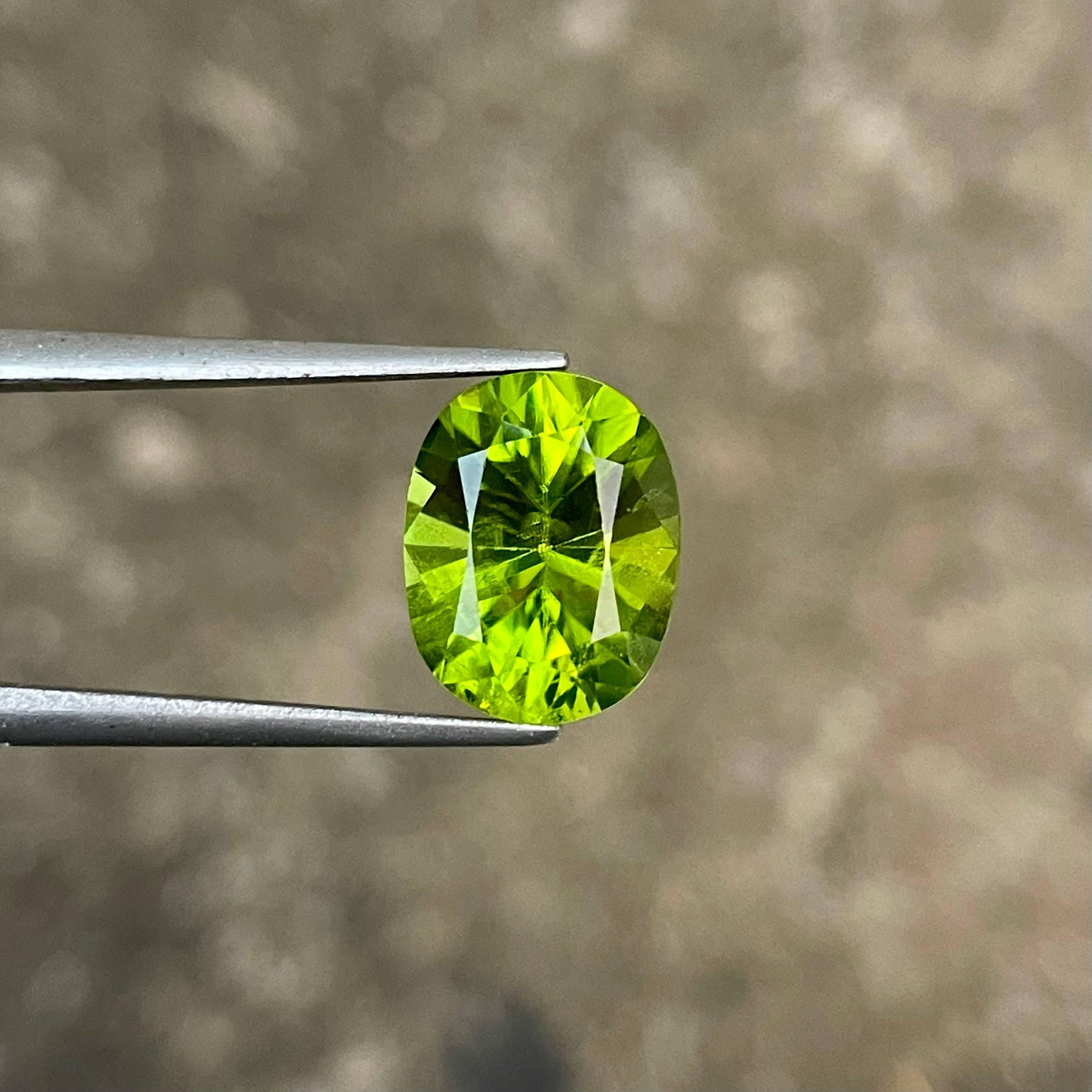 Women's or Men's 4.85 carats Green Peridot Stone Oval Cut Natural Pakistani Gemstone For Sale