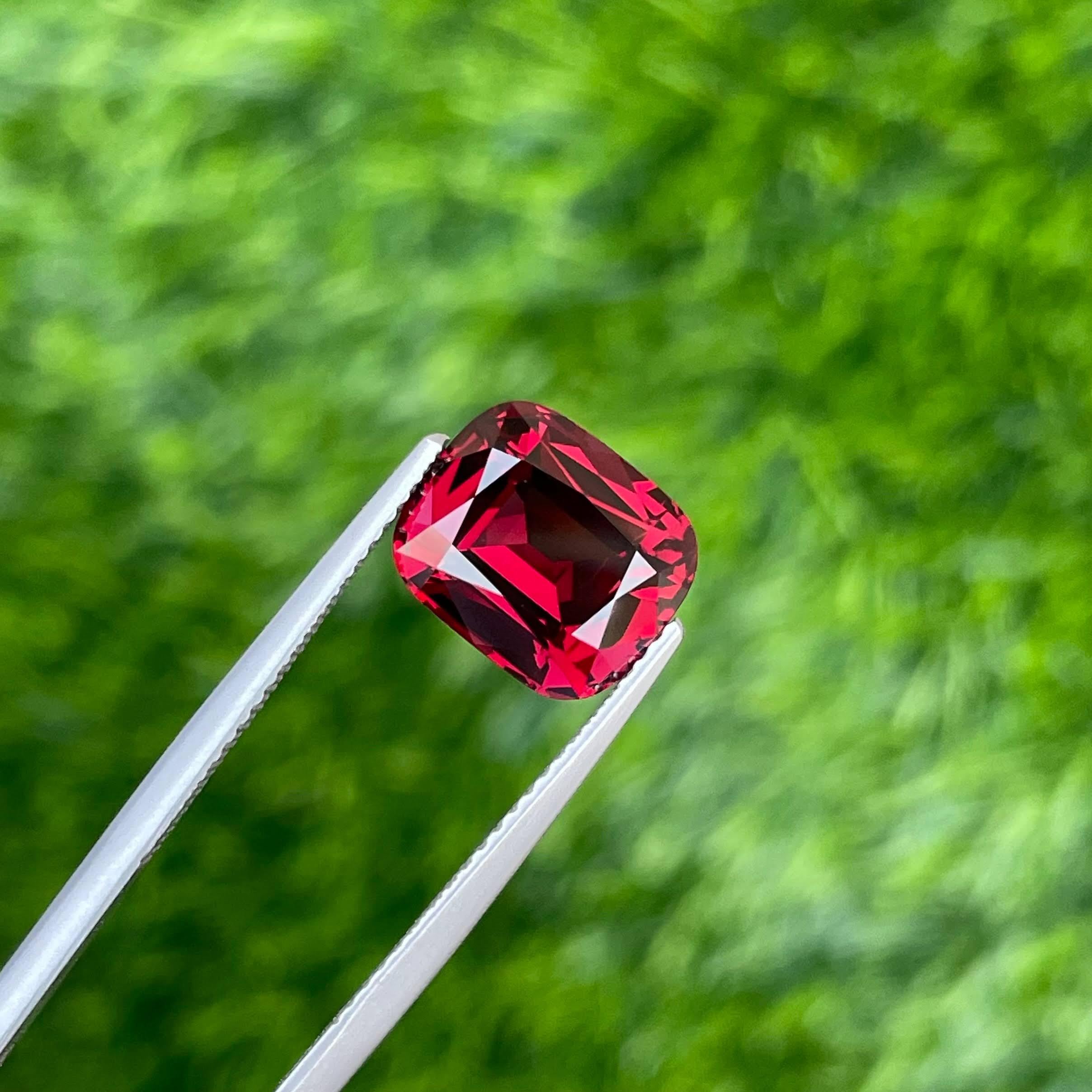 Moderne 4.85 carats Red Garnet Stone Cushion Cut Natural Tanzanian Gemstone (pierre précieuse tanzanienne) en vente