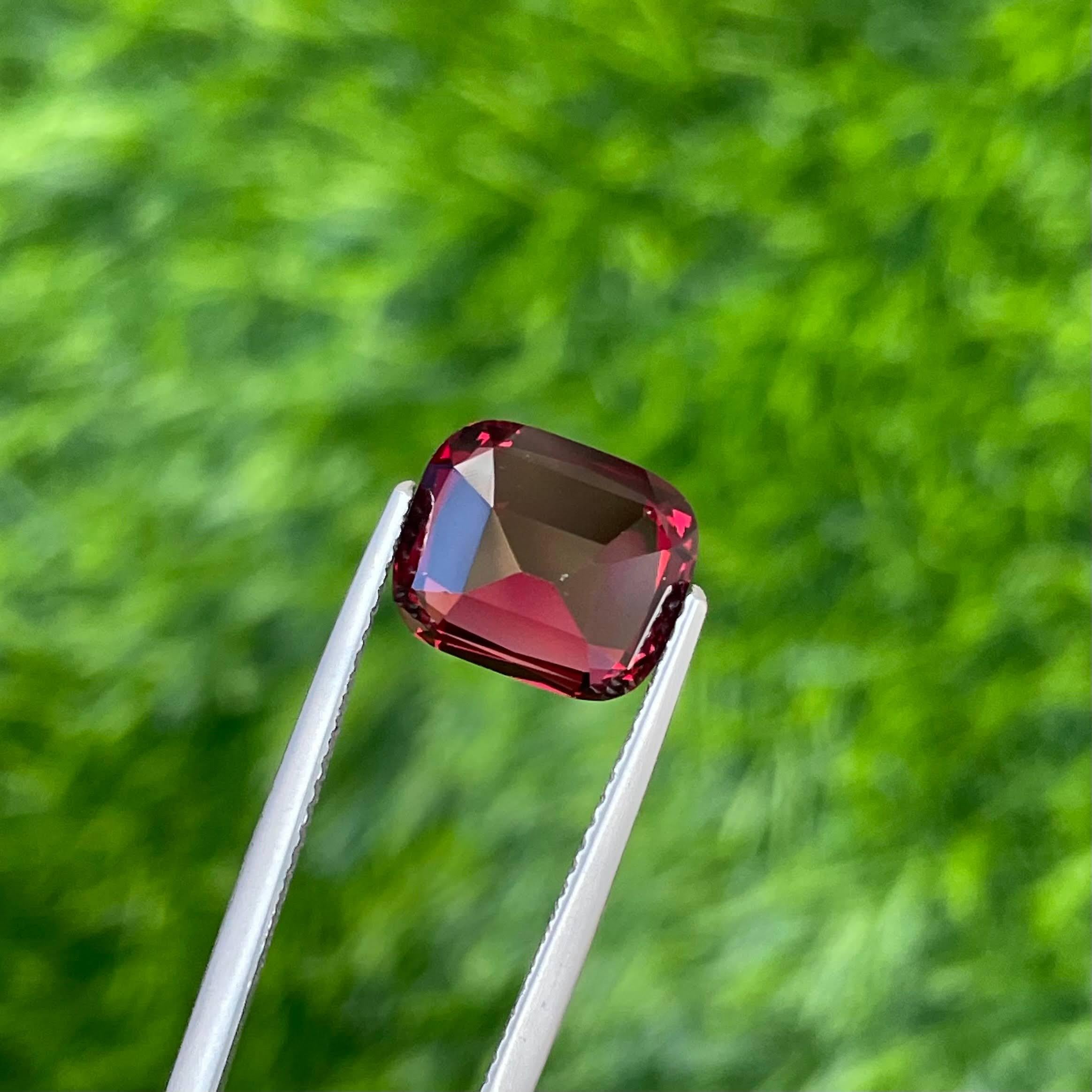 4.85 carats Red Garnet Stone Cushion Cut Natural Tanzanian Gemstone (pierre précieuse tanzanienne) Neuf - En vente à Bangkok, TH