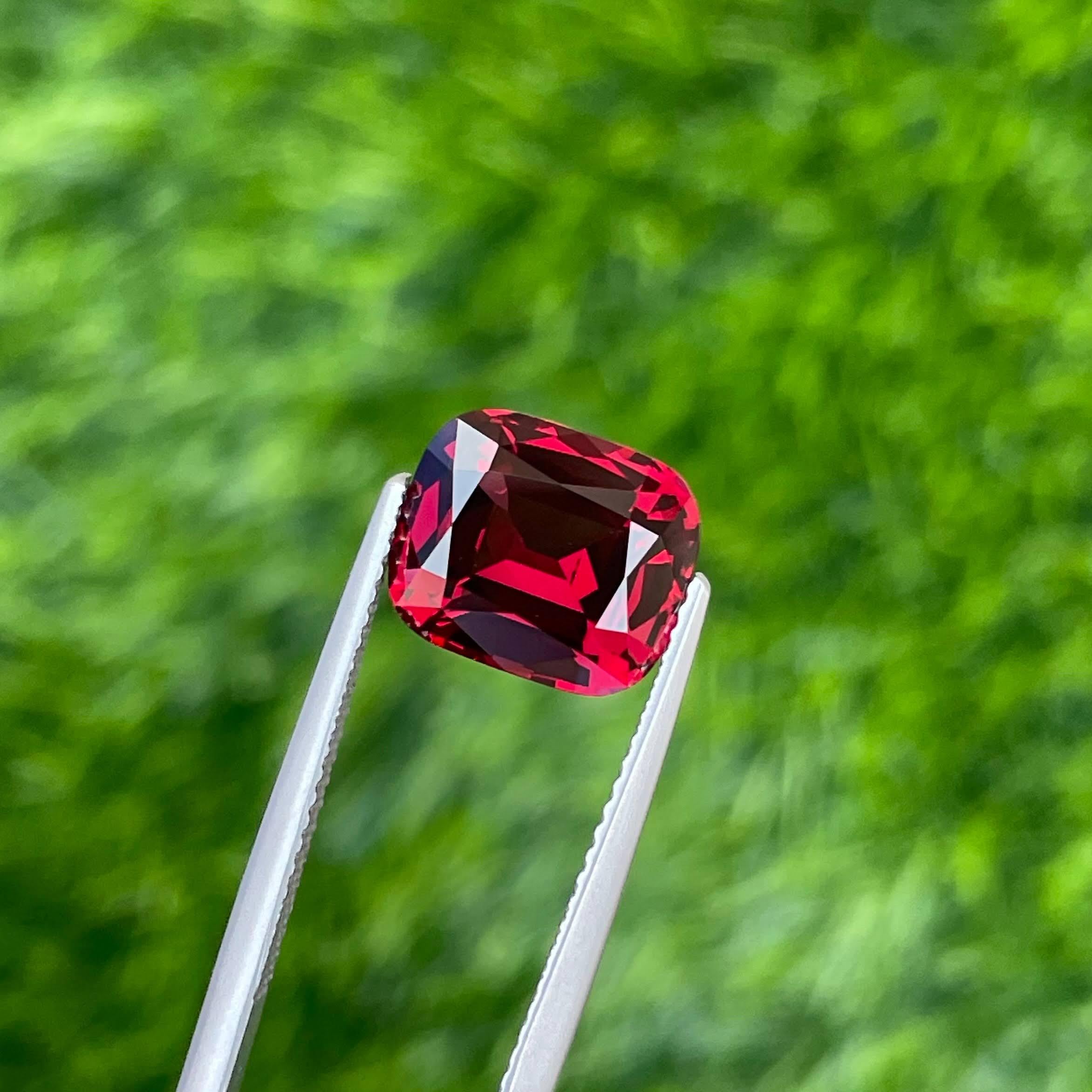 4.85 carats Red Garnet Stone Cushion Cut Natural Tanzanian Gemstone (pierre précieuse tanzanienne) Unisexe en vente