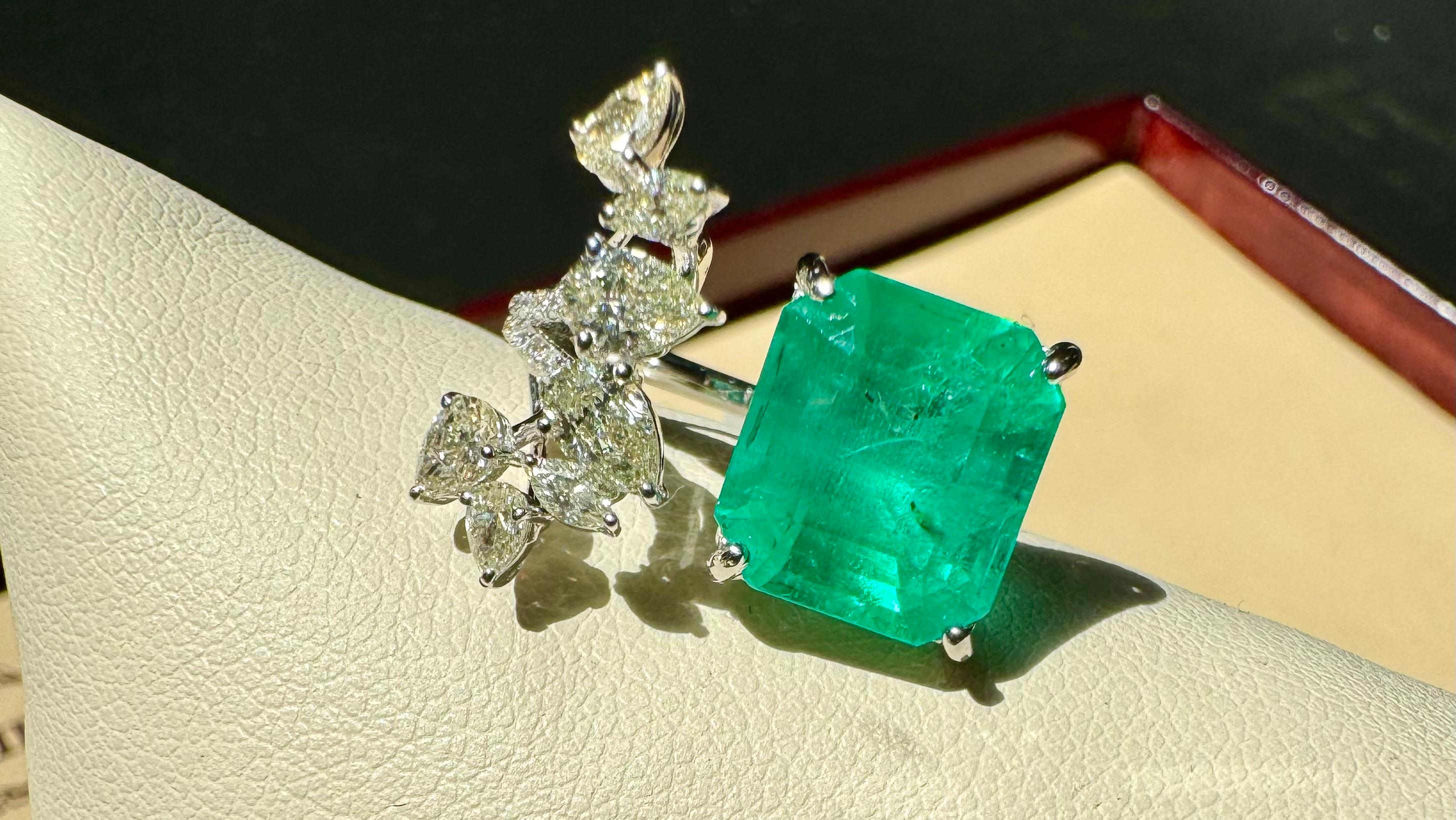 4.85 Ct Emerald Cut Emerald & 0.92 Ct Diamond Bypass Ring in 18 Kt Gold Size 7 en vente 5