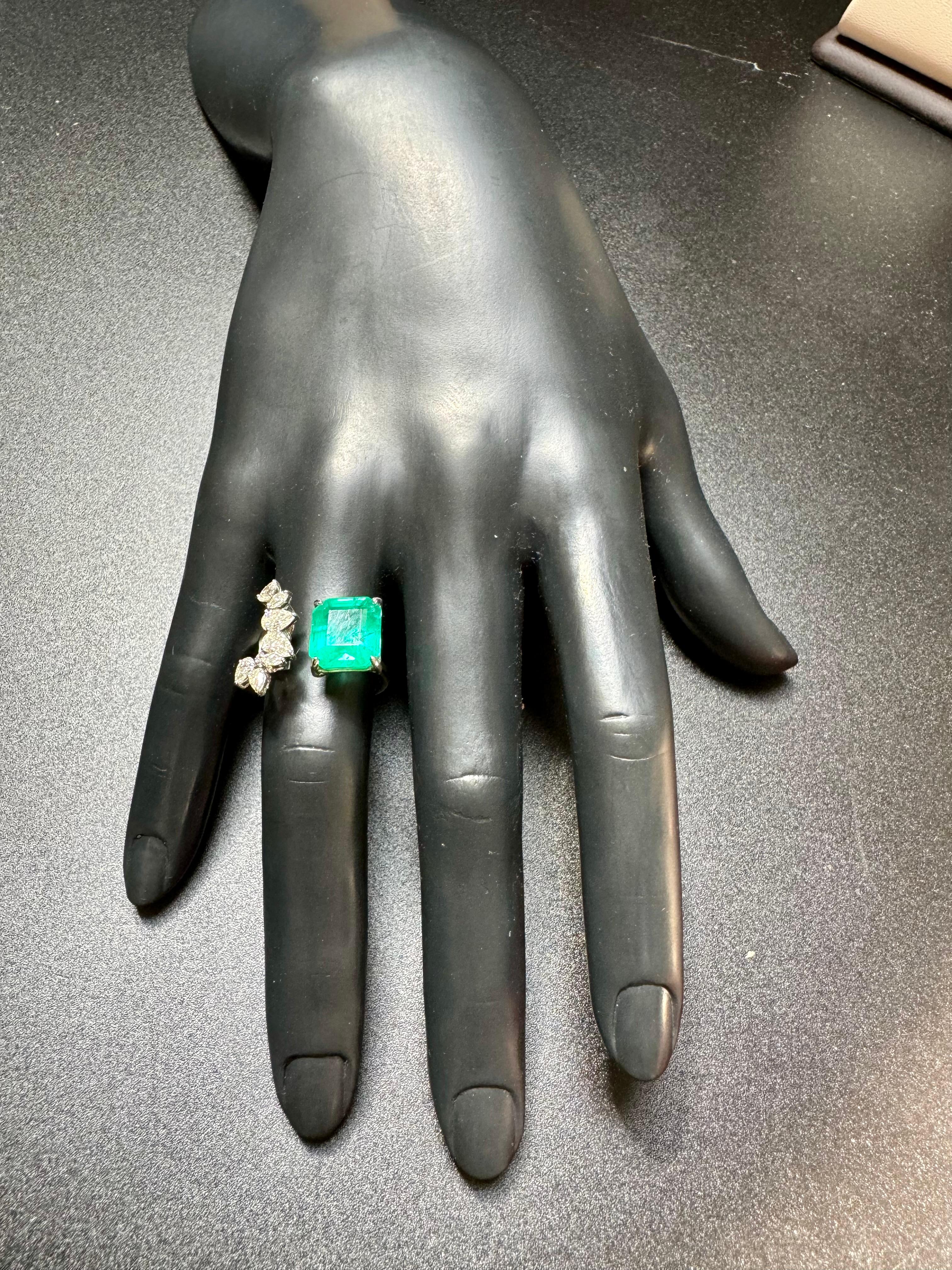 4.85 Ct Emerald Cut Emerald & 0.92 Ct Diamond Bypass Ring in 18 Kt Gold Size 7 en vente 6