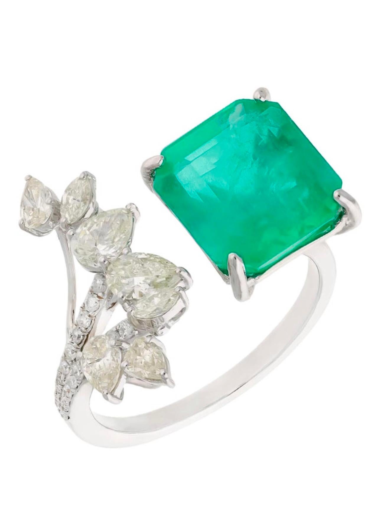4.85 Ct Finest Emerald in Emerald cut Shape & .92 Ct Diamond Ring in 18 Kt Gold Size 7
Il s'agit d'un tout nouveau morceau
Une bague classique, à contournement, en émeraude, avec une magnifique émeraude zambienne de 4.85 ct. Cette émeraude exquise