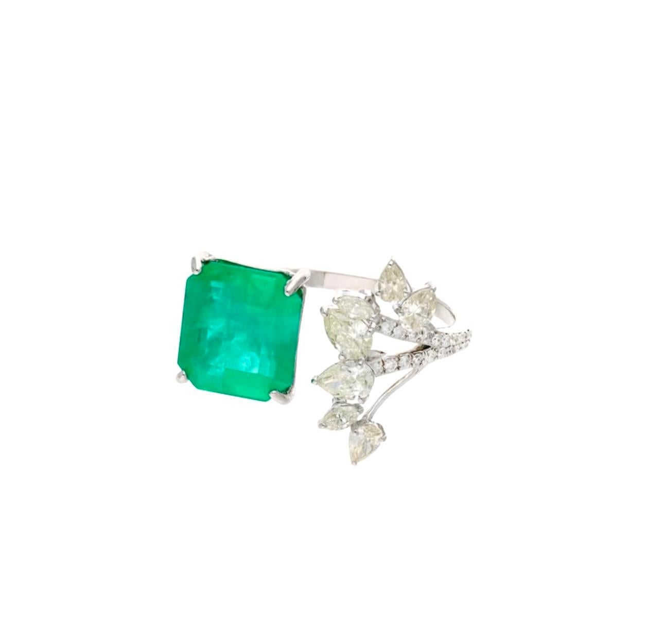 Taille émeraude 4.85 Ct Emerald Cut Emerald & 0.92 Ct Diamond Bypass Ring in 18 Kt Gold Size 7 en vente