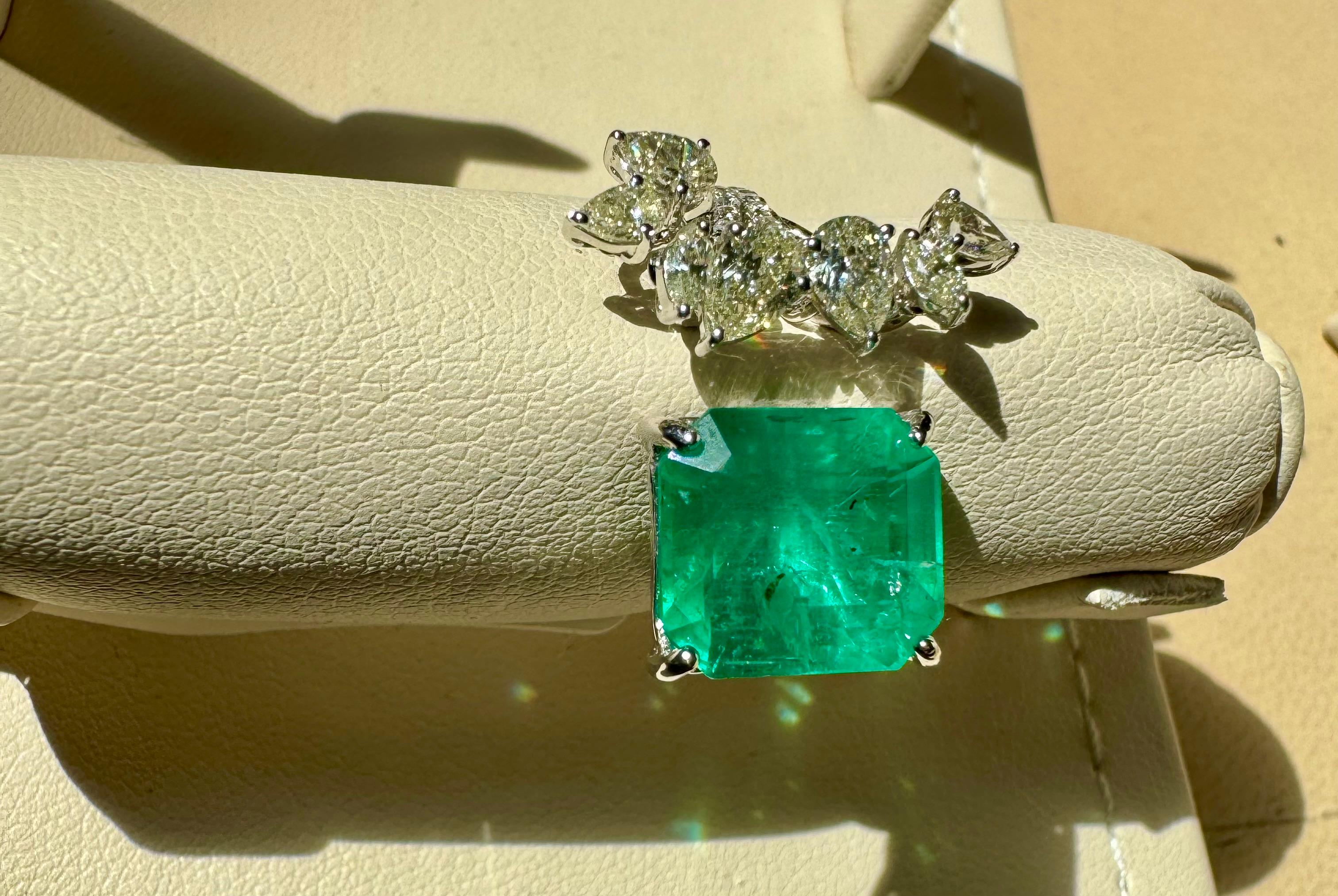 4.85 Ct Emerald Cut Emerald & 0.92 Ct Diamond Bypass Ring in 18 Kt Gold Size 7 en vente 1