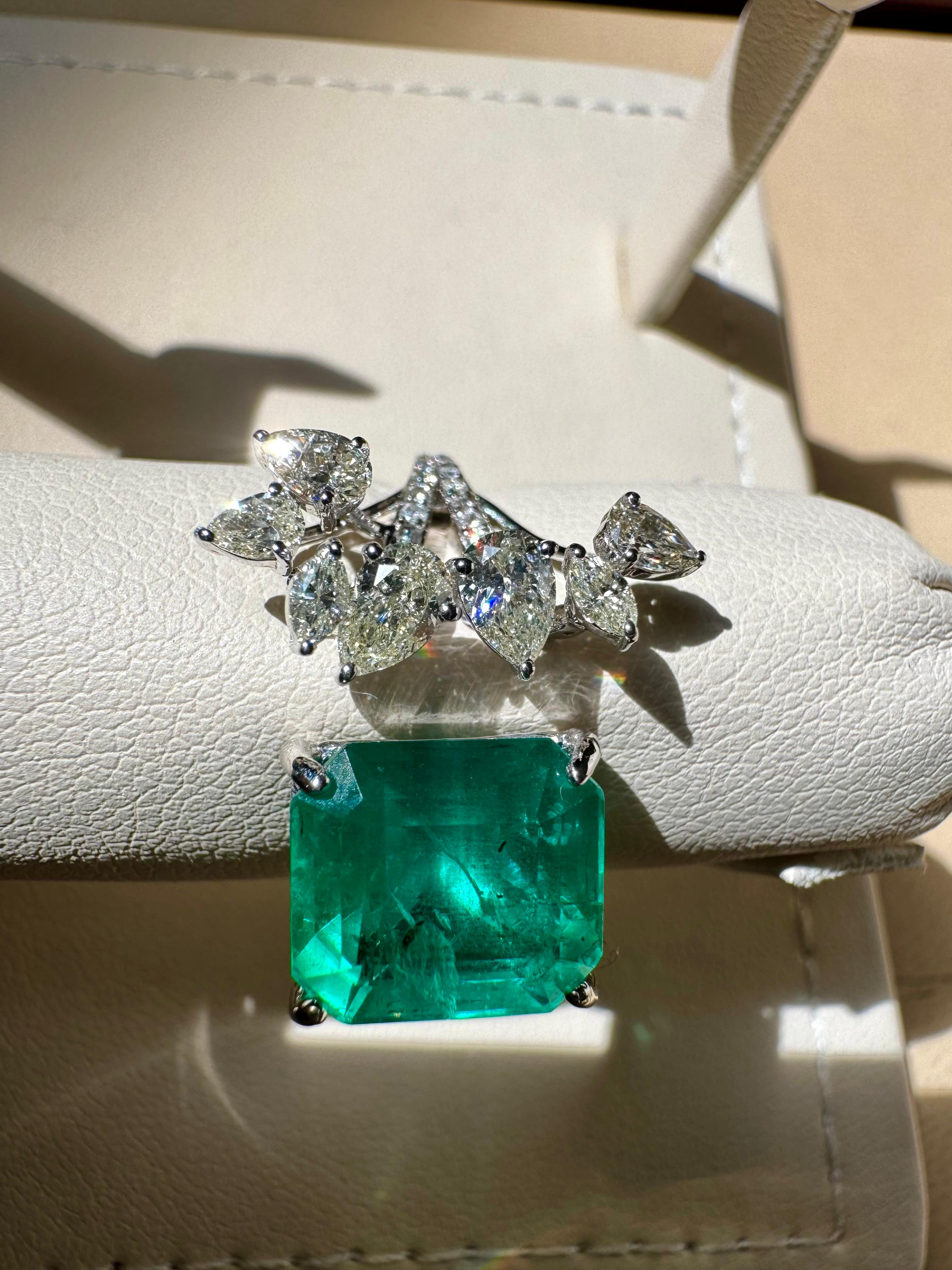 4.85 Ct Emerald Cut Emerald & 0.92 Ct Diamond Bypass Ring in 18 Kt Gold Size 7 en vente 2