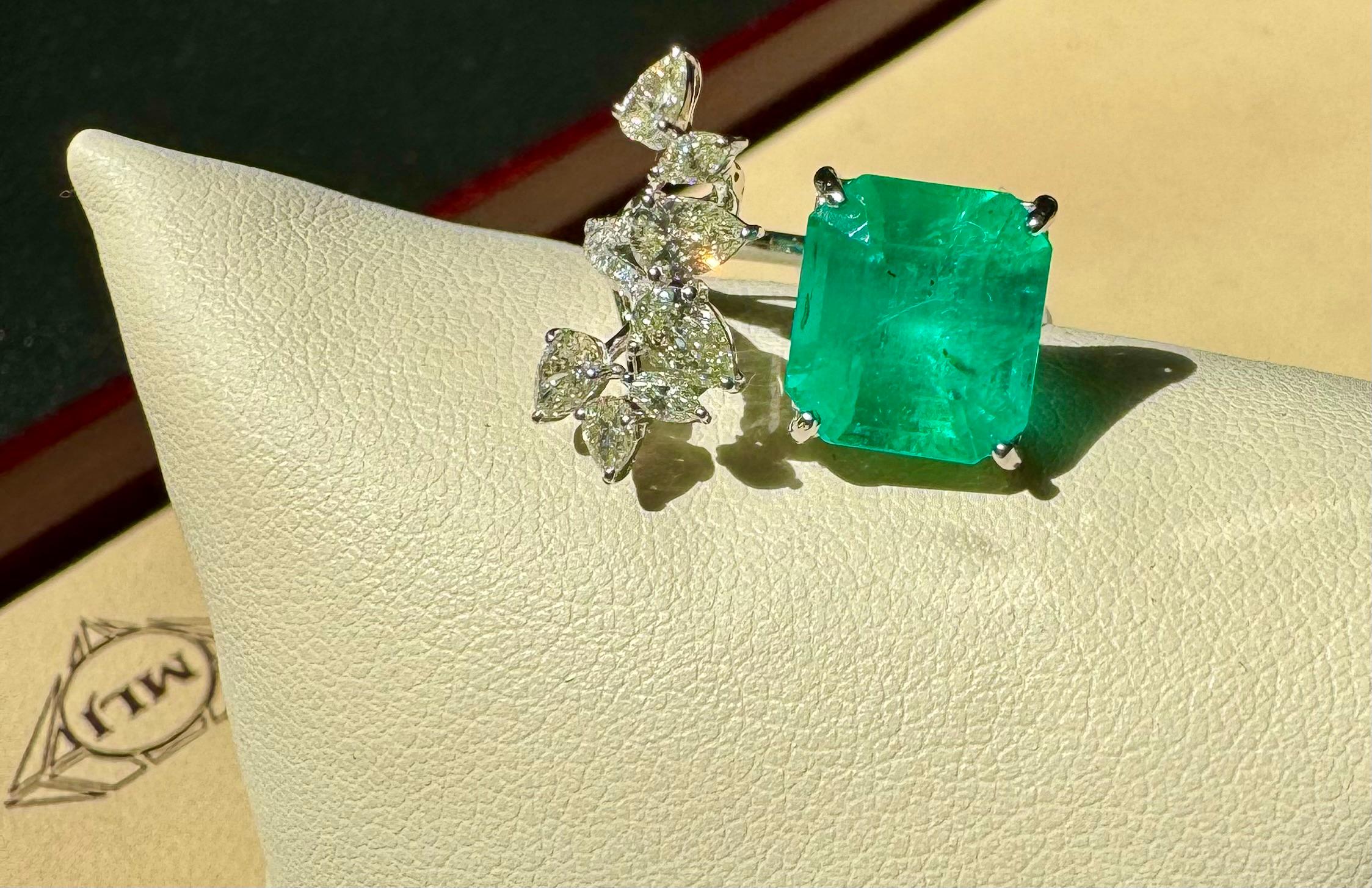 4.85 Ct Emerald Cut Emerald & 0.92 Ct Diamond Bypass Ring in 18 Kt Gold Size 7 en vente 3
