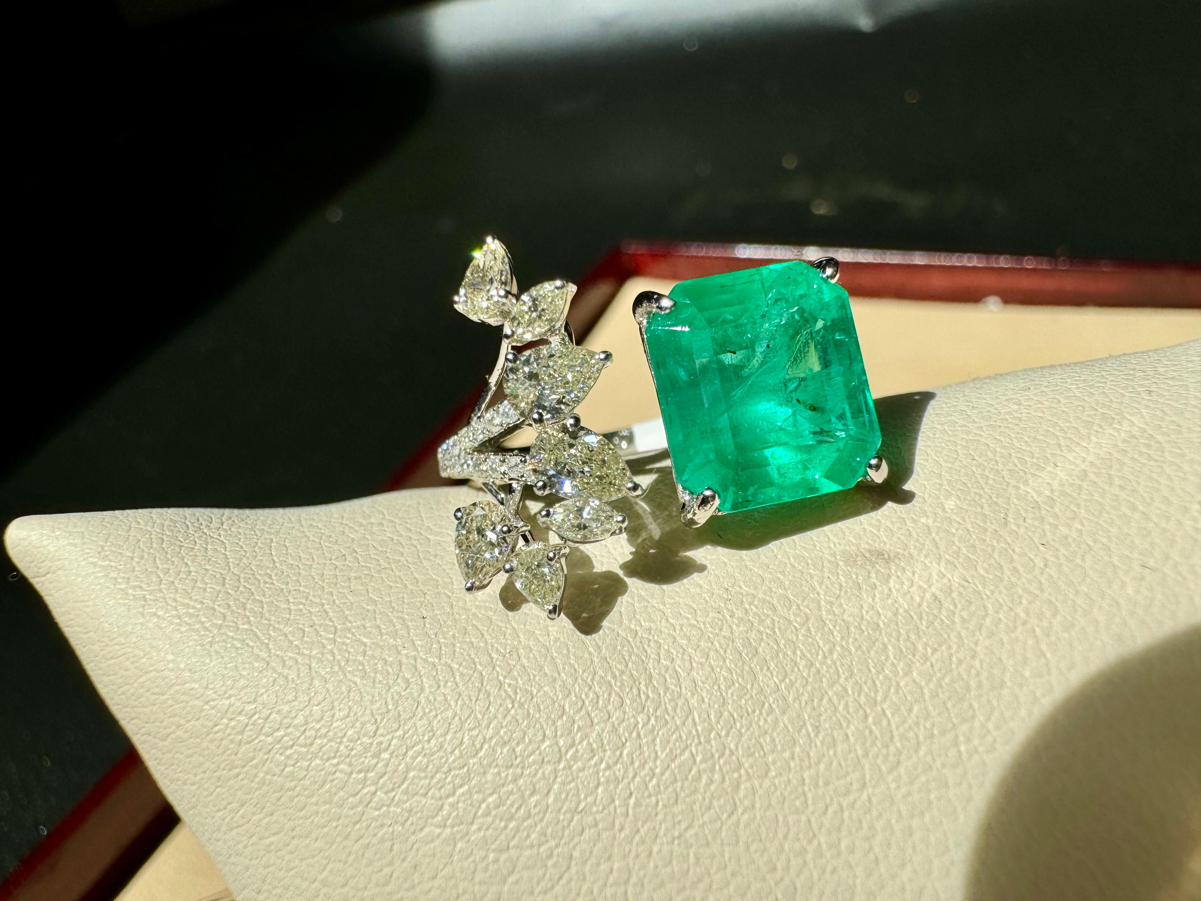 4.85 Ct Emerald Cut Emerald & 0.92 Ct Diamond Bypass Ring in 18 Kt Gold Size 7 en vente 4