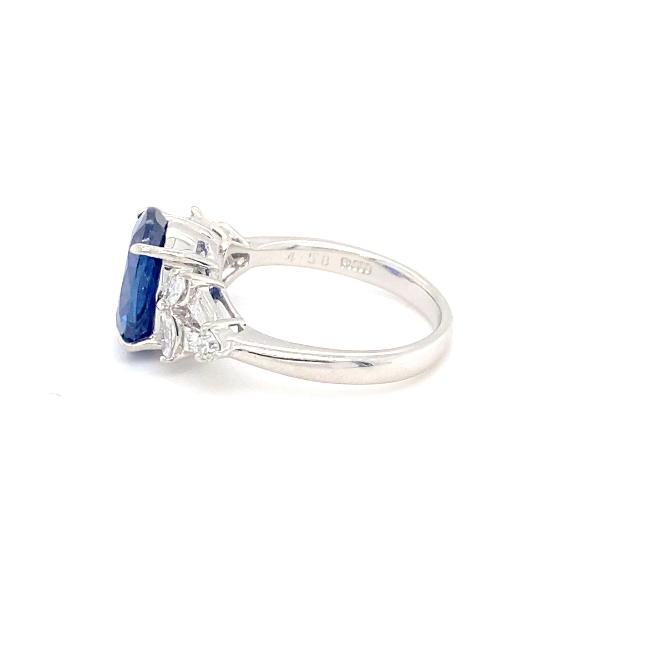 Modern 4.85 Sapphire Diamond Ring with 0.40 Carat of Diamonds For Sale