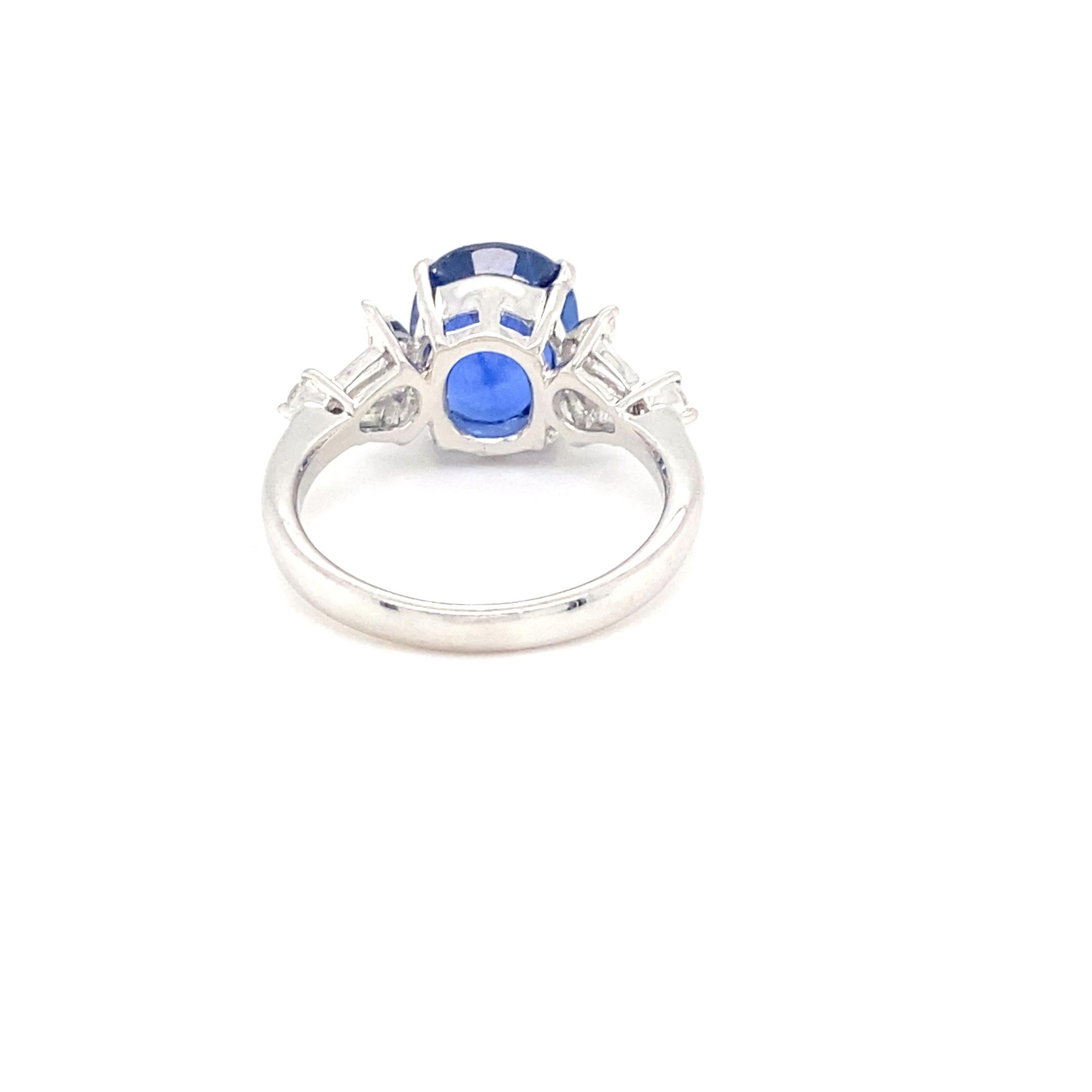 4.85 Sapphire Diamond Ring with 0.40 Carat of Diamonds In Excellent Condition For Sale In Las Vegas, NV