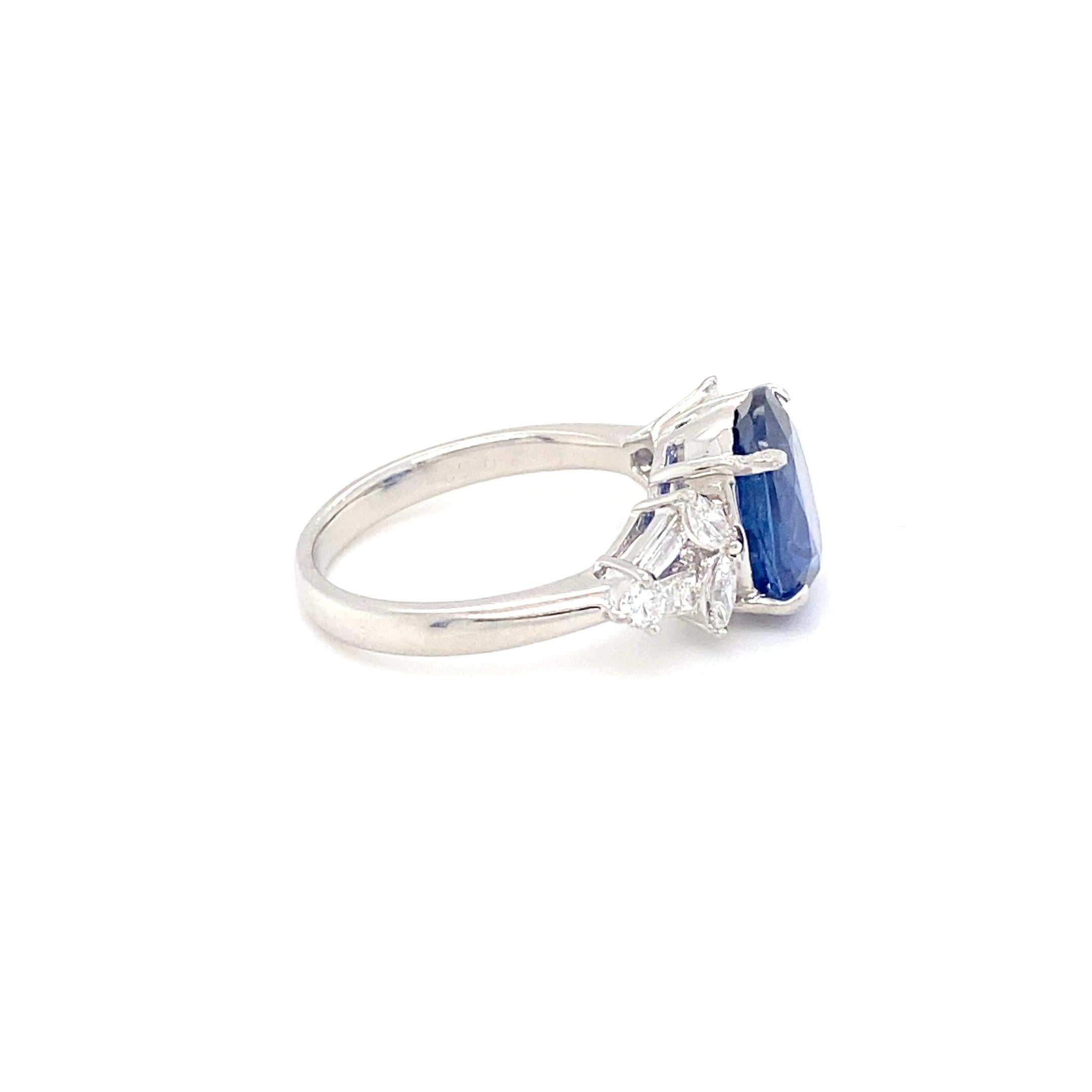 Women's 4.85 Sapphire Diamond Ring with 0.40 Carat of Diamonds For Sale