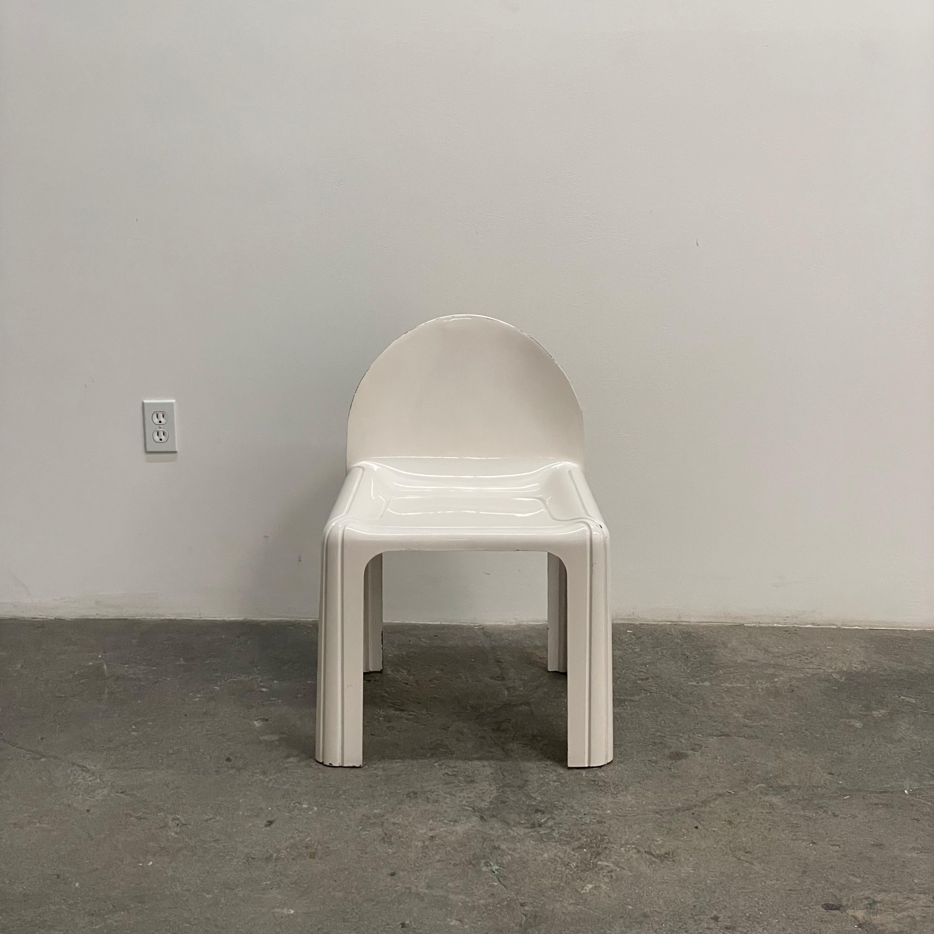 Conçue par Gae Aulenti pour Kartell en 1968, la chaise 4854 est fabriquée en plastique ABS blanc et laquée blanc et présente les lignes et les bords incurvés caractéristiques d'Aulenti. Son travail avec Kartell n'est plus produit et assez peu