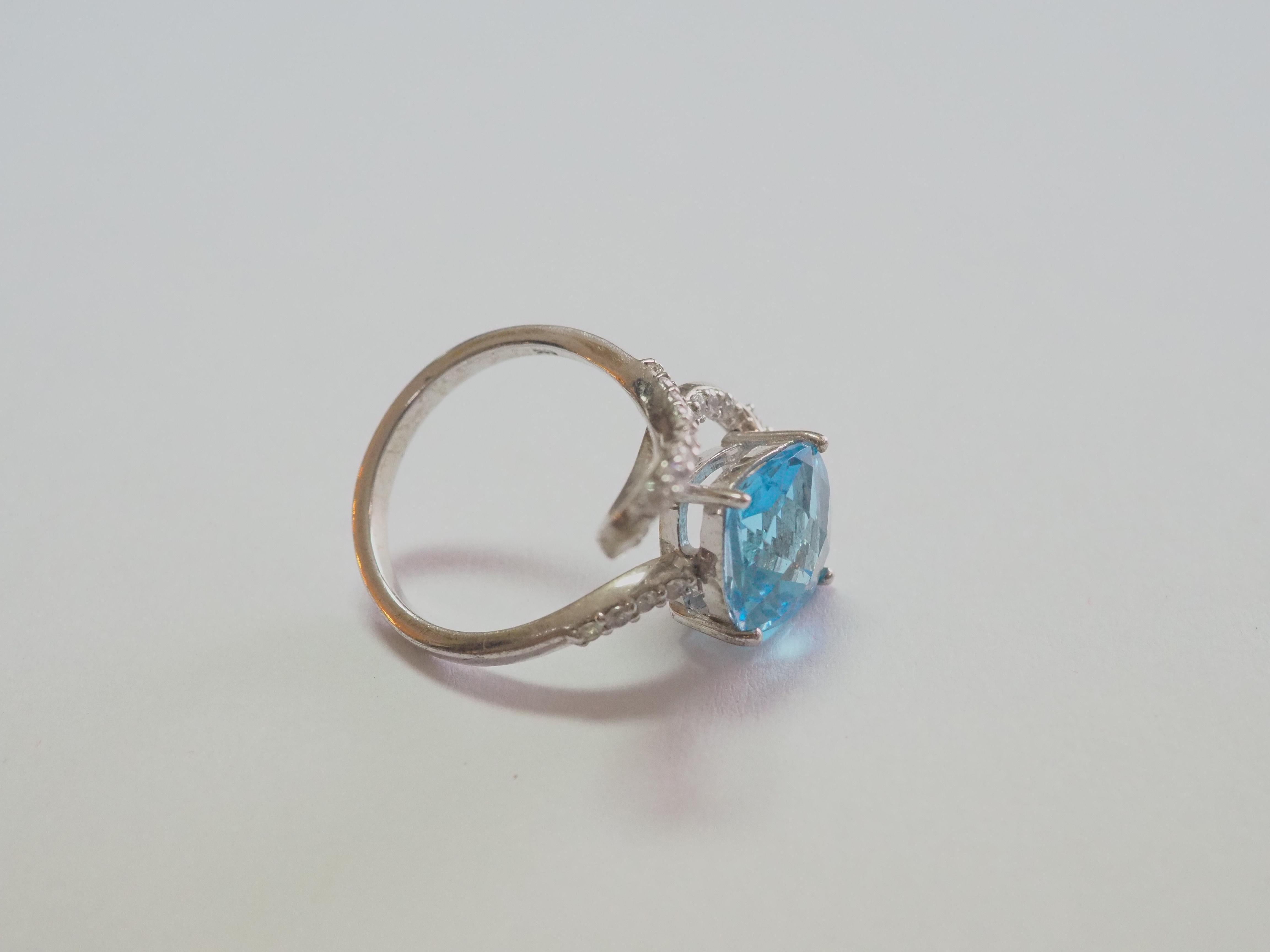 No Reserve- 4.85ct Cushion Blue Topaz & CZ Sterling Silver Wavy Fashion Ring In Excellent Condition In เกาะสมุย, TH