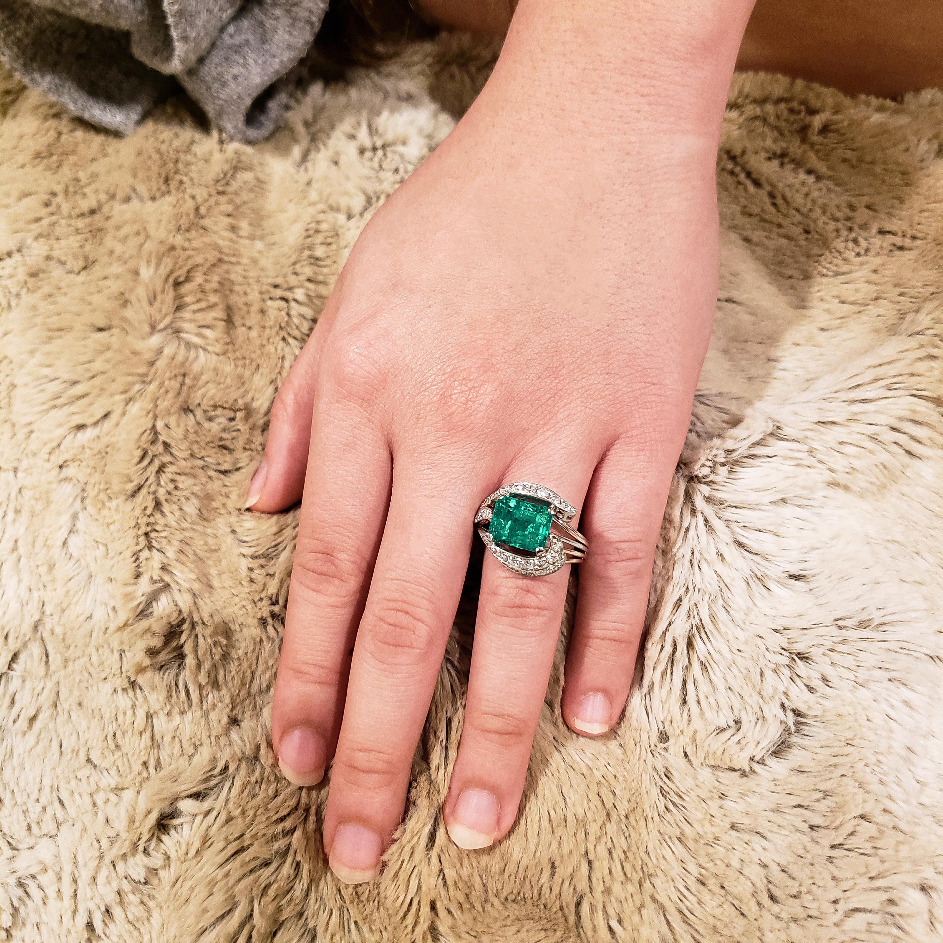 4,86 Karat Grüner Smaragd und Diamant Cocktail-Ring im Zustand „Gut“ im Angebot in New York, NY