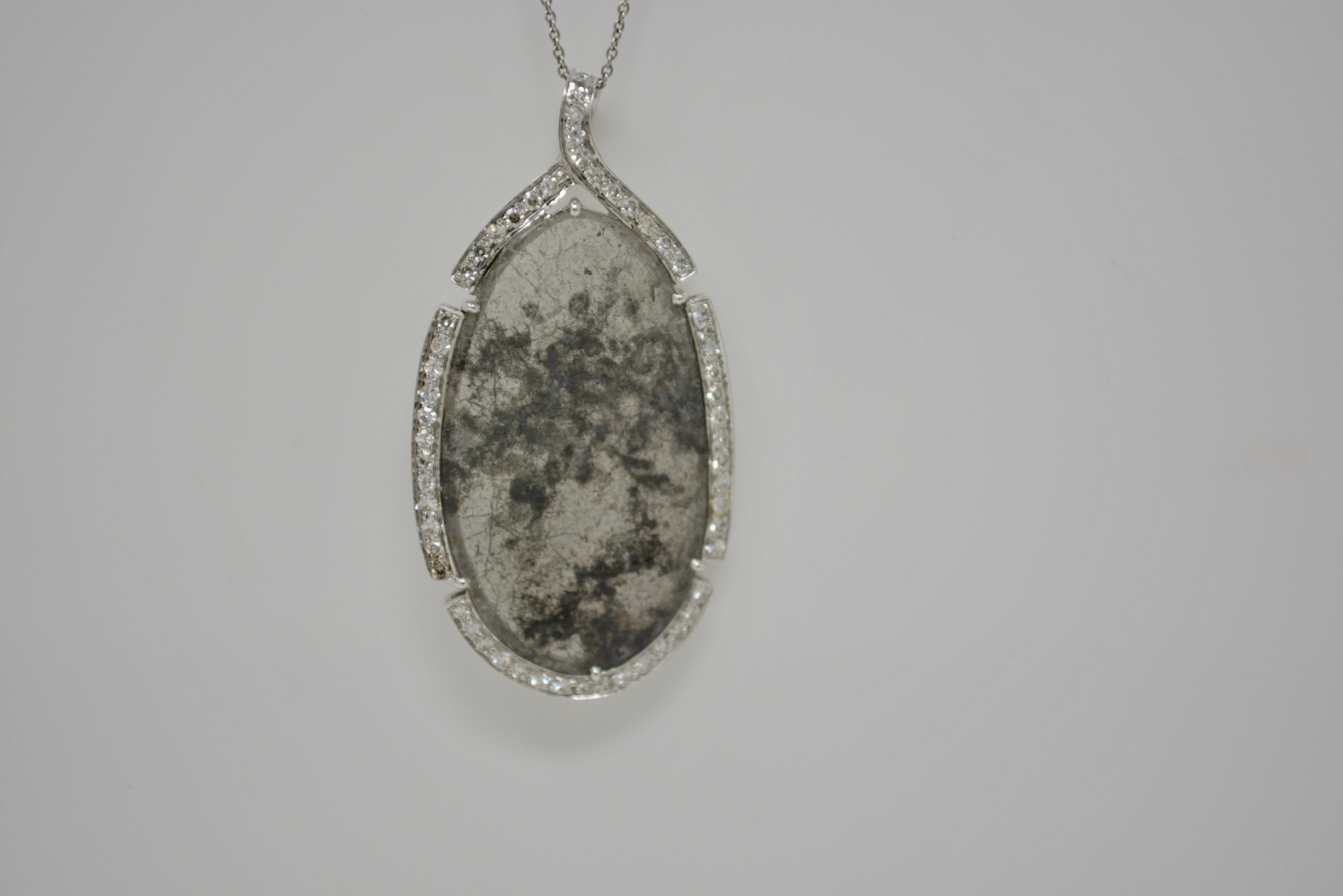 Questa elegante collana è caratterizzata da un bellissimo diamante grigio ovale a fette del peso di 4,38 carati e da un'aureola di piccoli diamanti bianchi a taglio singolo del peso di 0,48 carati. Questo ciondolo ha un aspetto imponente, è leggero,