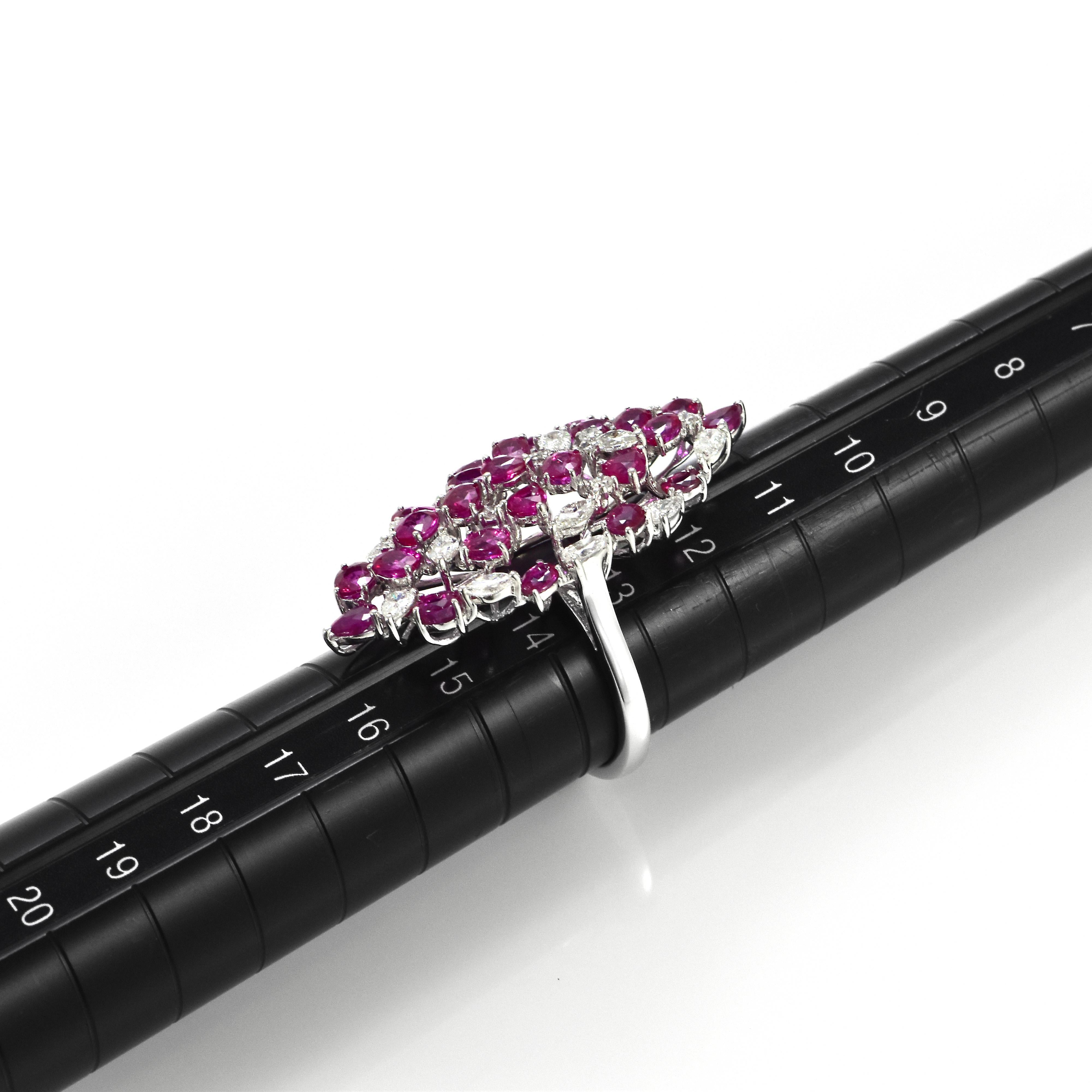 4,86 Karat natürlicher Rubin und Diamant-Cluster-Ring aus 18 Karat Weißgold (Moderne) im Angebot
