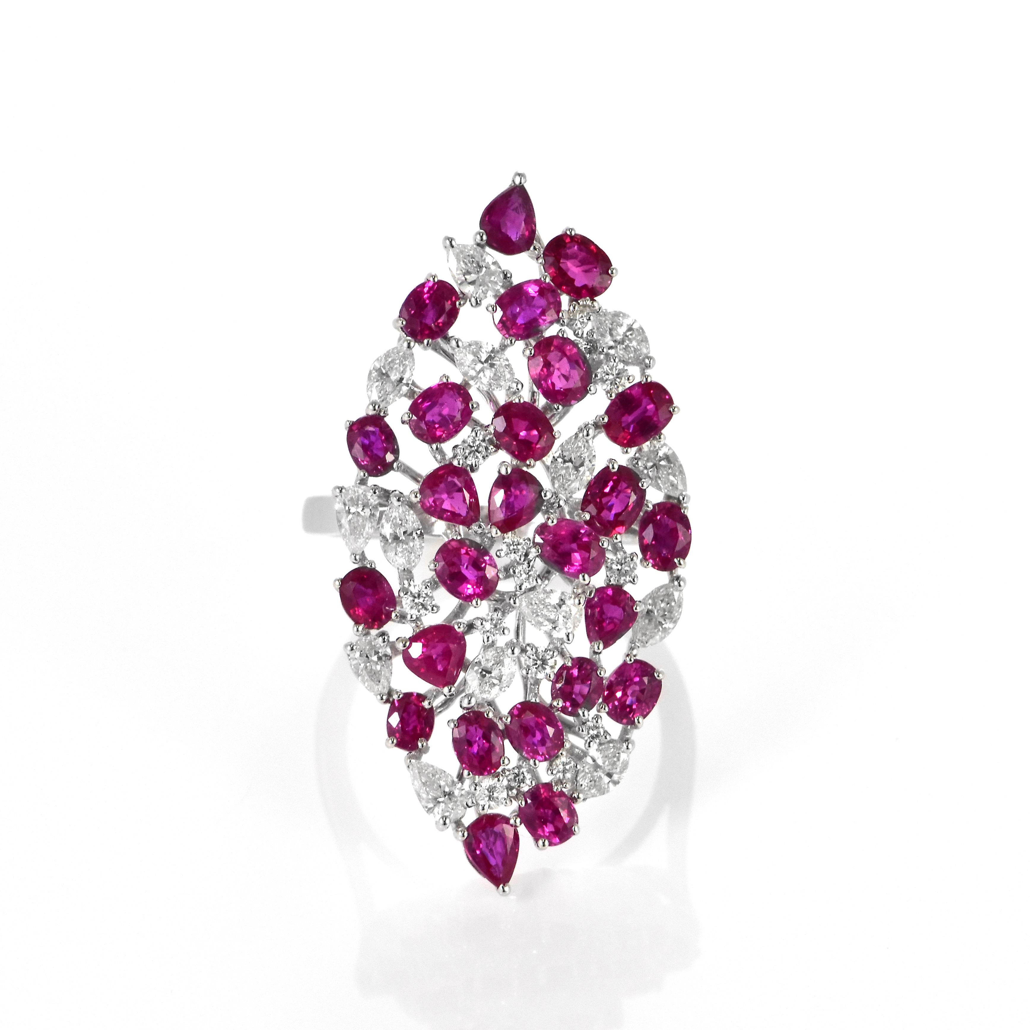 4,86 Karat natürlicher Rubin und Diamant-Cluster-Ring aus 18 Karat Weißgold Damen im Angebot
