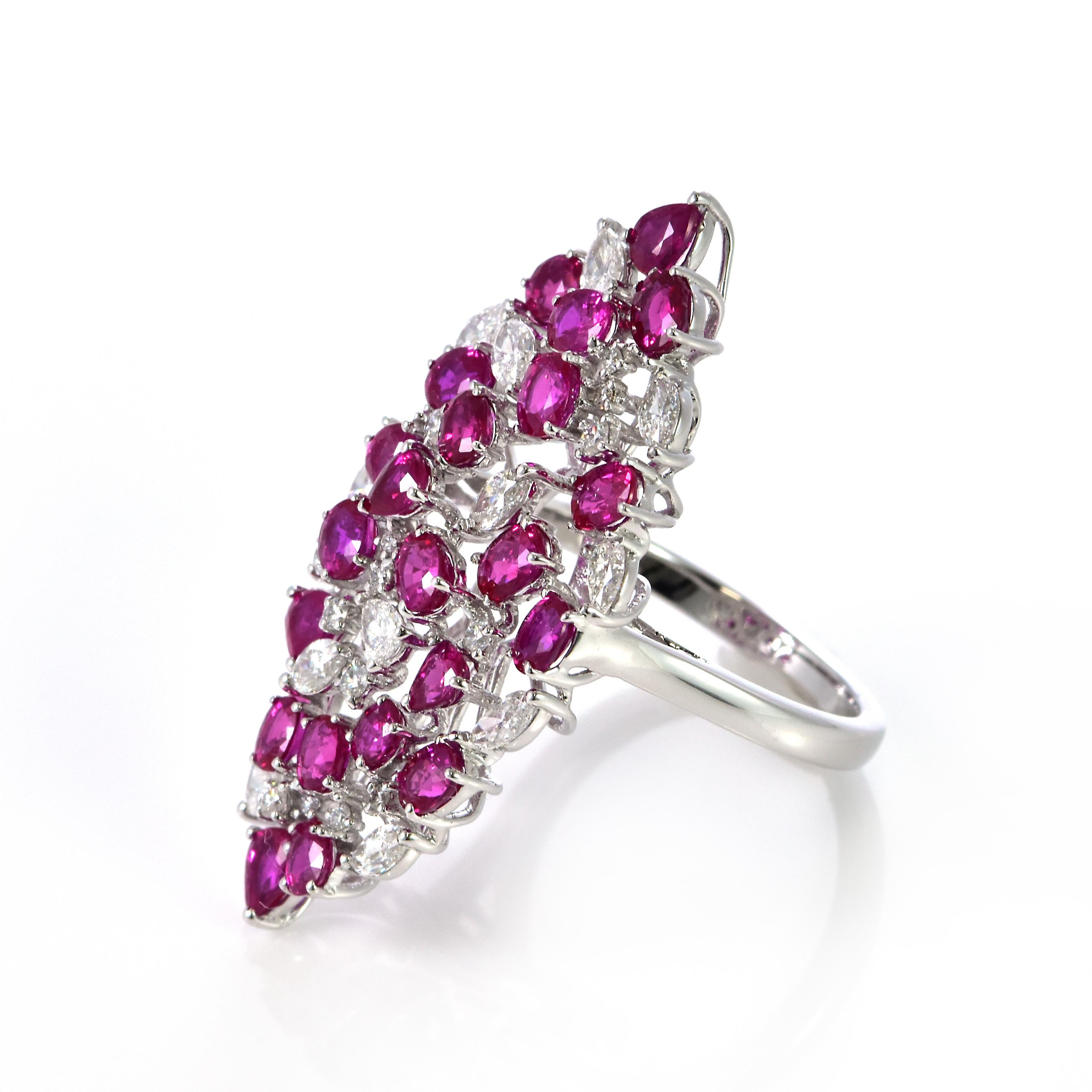 4,86 Karat natürlicher Rubin und Diamant-Cluster-Ring aus 18 Karat Weißgold im Angebot 1
