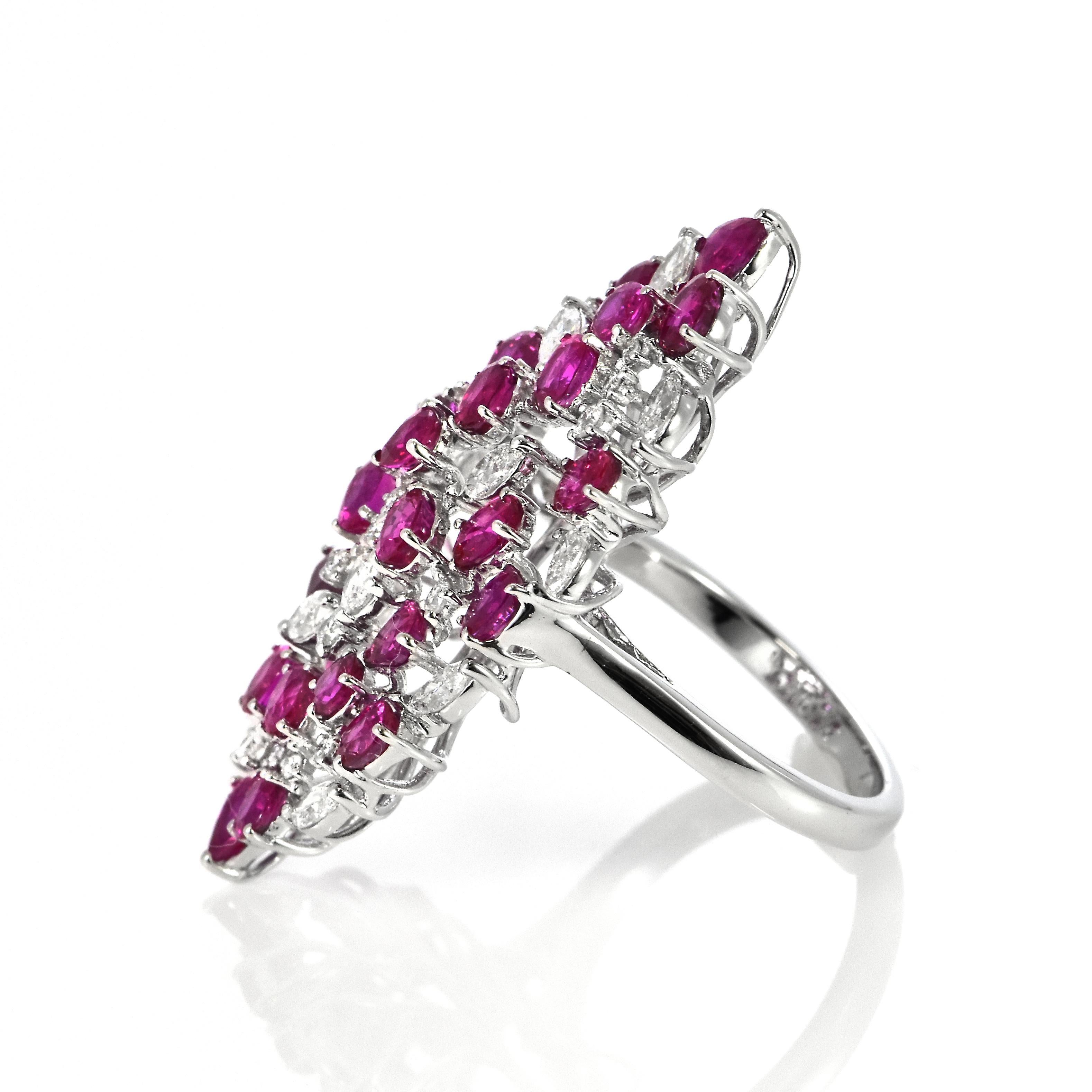 4,86 Karat natürlicher Rubin und Diamant-Cluster-Ring aus 18 Karat Weißgold im Angebot 2