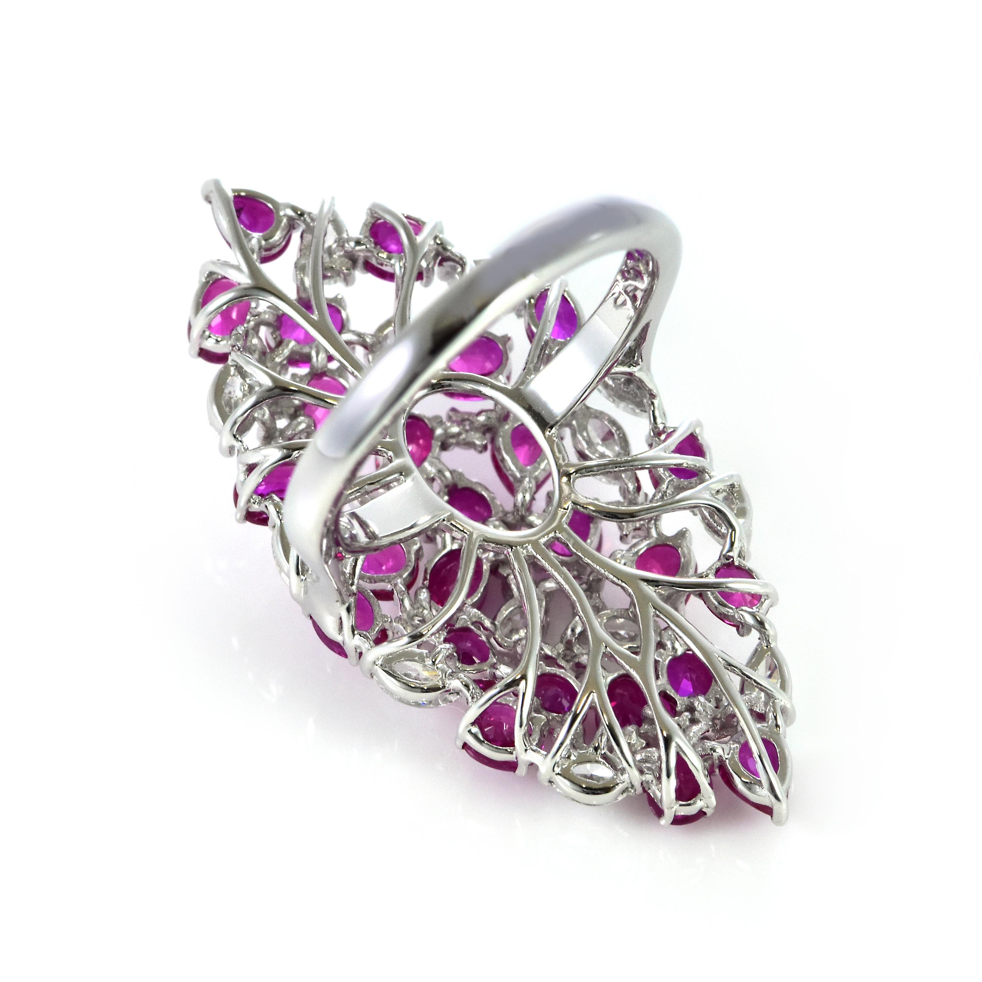 4,86 Karat natürlicher Rubin und Diamant-Cluster-Ring aus 18 Karat Weißgold im Angebot 3
