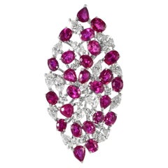 Anillo en racimo de rubíes naturales y diamantes de 4,86 quilates, de oro blanco de 18 quilates