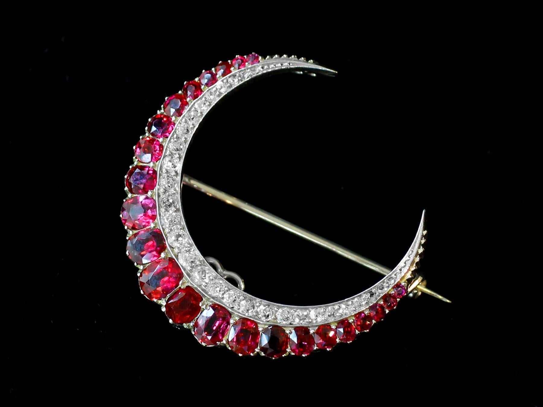 Round Cut 4.86 Carat Thai Ruby 0.88 Carat Diamond 9k Yellow Gold Brooch Circa 1890 For Sale