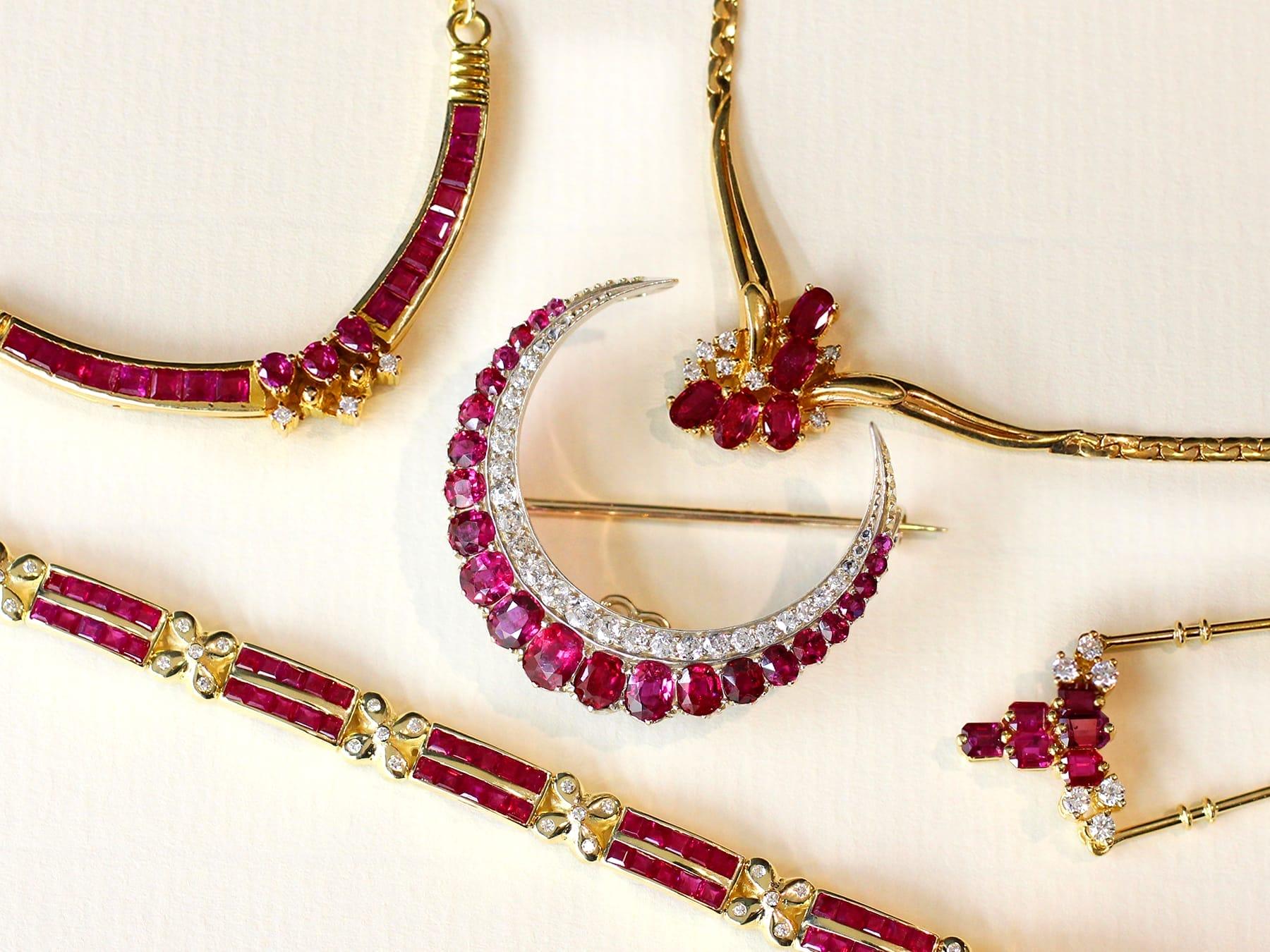 4.86 Carat Thai Ruby 0.88 Carat Diamond 9k Yellow Gold Brooch Circa 1890 In Excellent Condition For Sale In Jesmond, Newcastle Upon Tyne