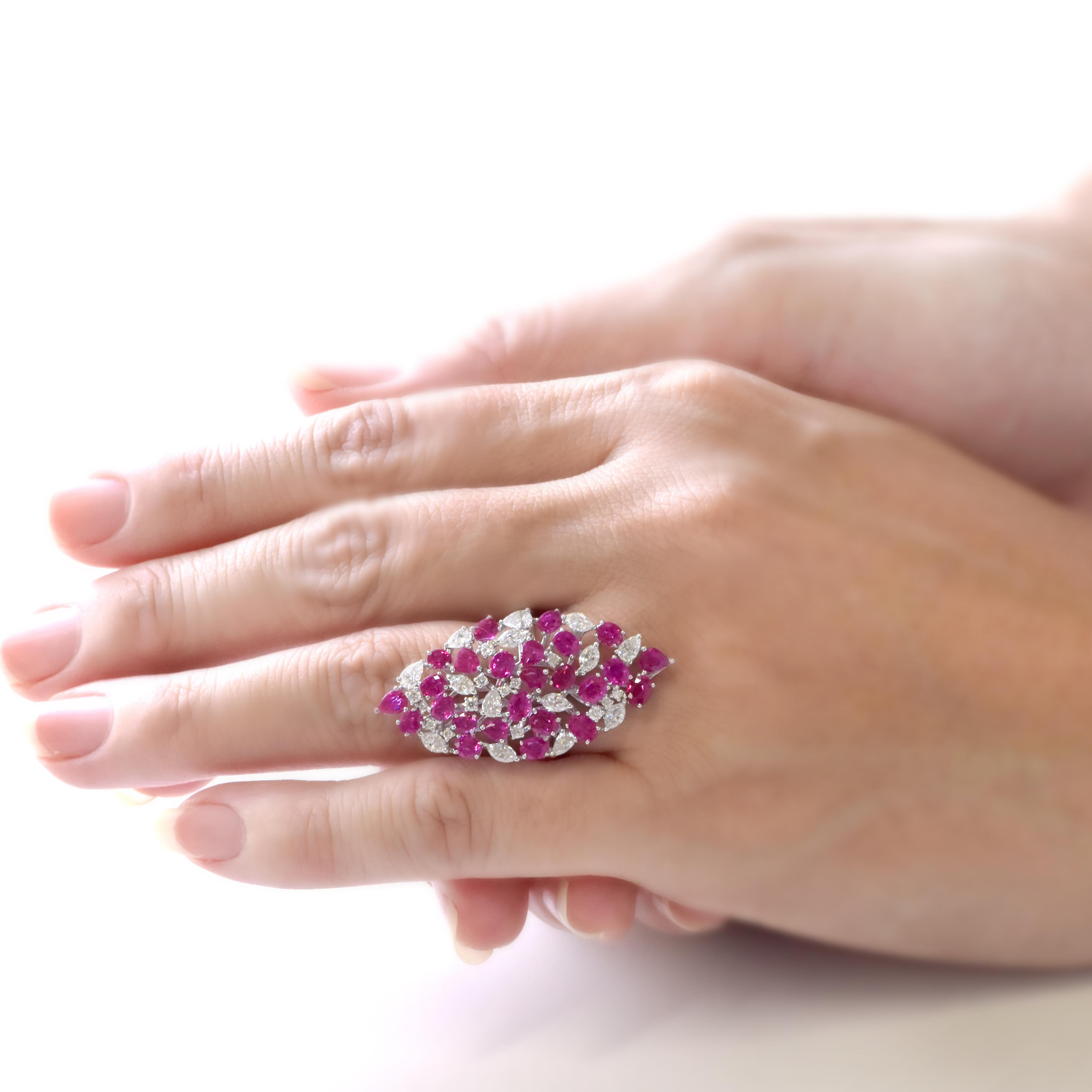 Moderno Anello a grappolo di 4,86 carati di rubini e diamanti naturali in oro bianco 18 carati in vendita