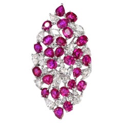 Anillo en racimo de 4,86 quilates de rubíes naturales y diamantes en oro blanco de 18 quilates