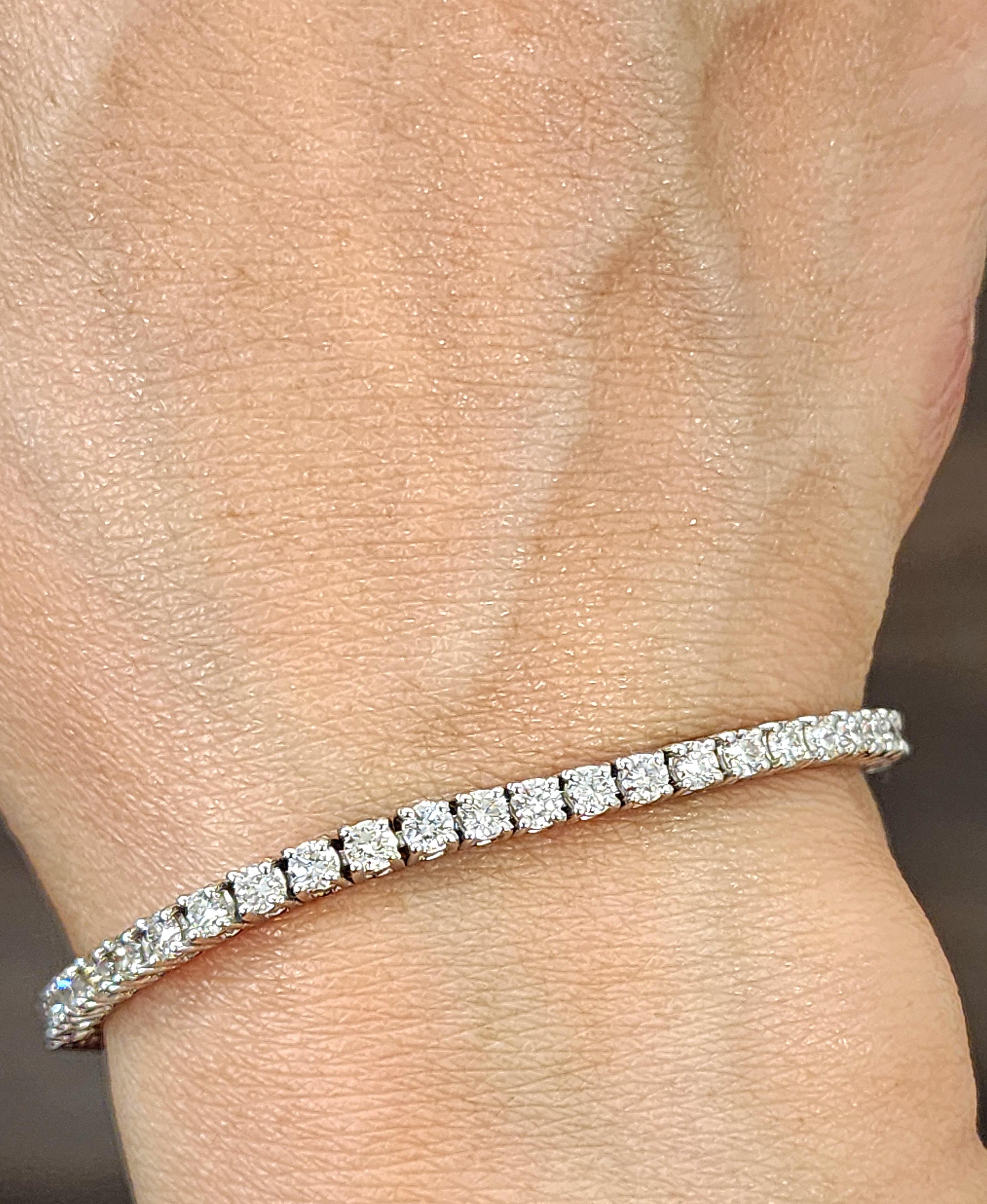 Taglio rotondo Bracciale tennis con diamanti da 4.86 carati in vendita