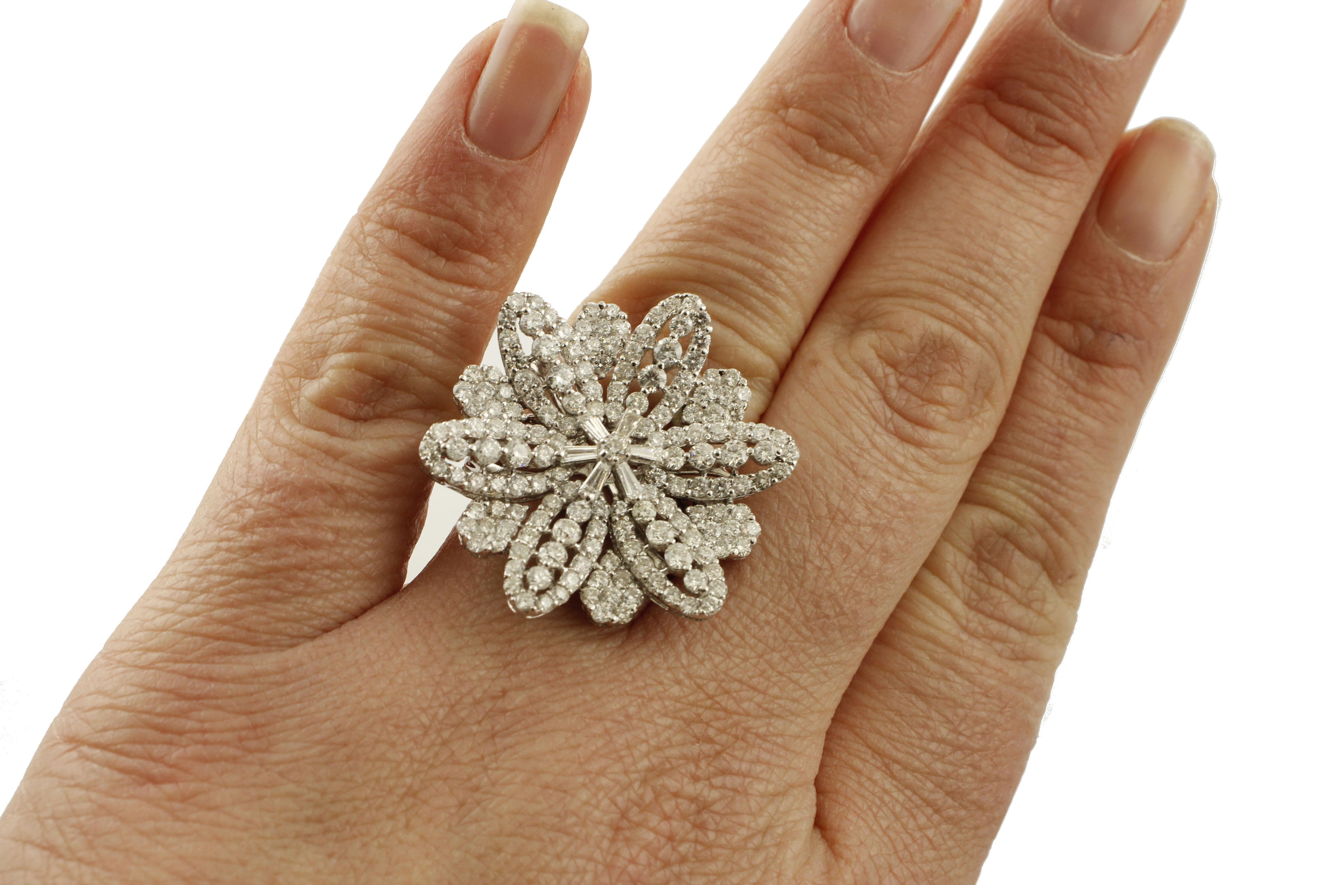 4.86 Carat Diamonds and Baguette Diamonds, 18 Karat White Gold Flower Ring In Excellent Condition For Sale In Marcianise, Marcianise (CE)