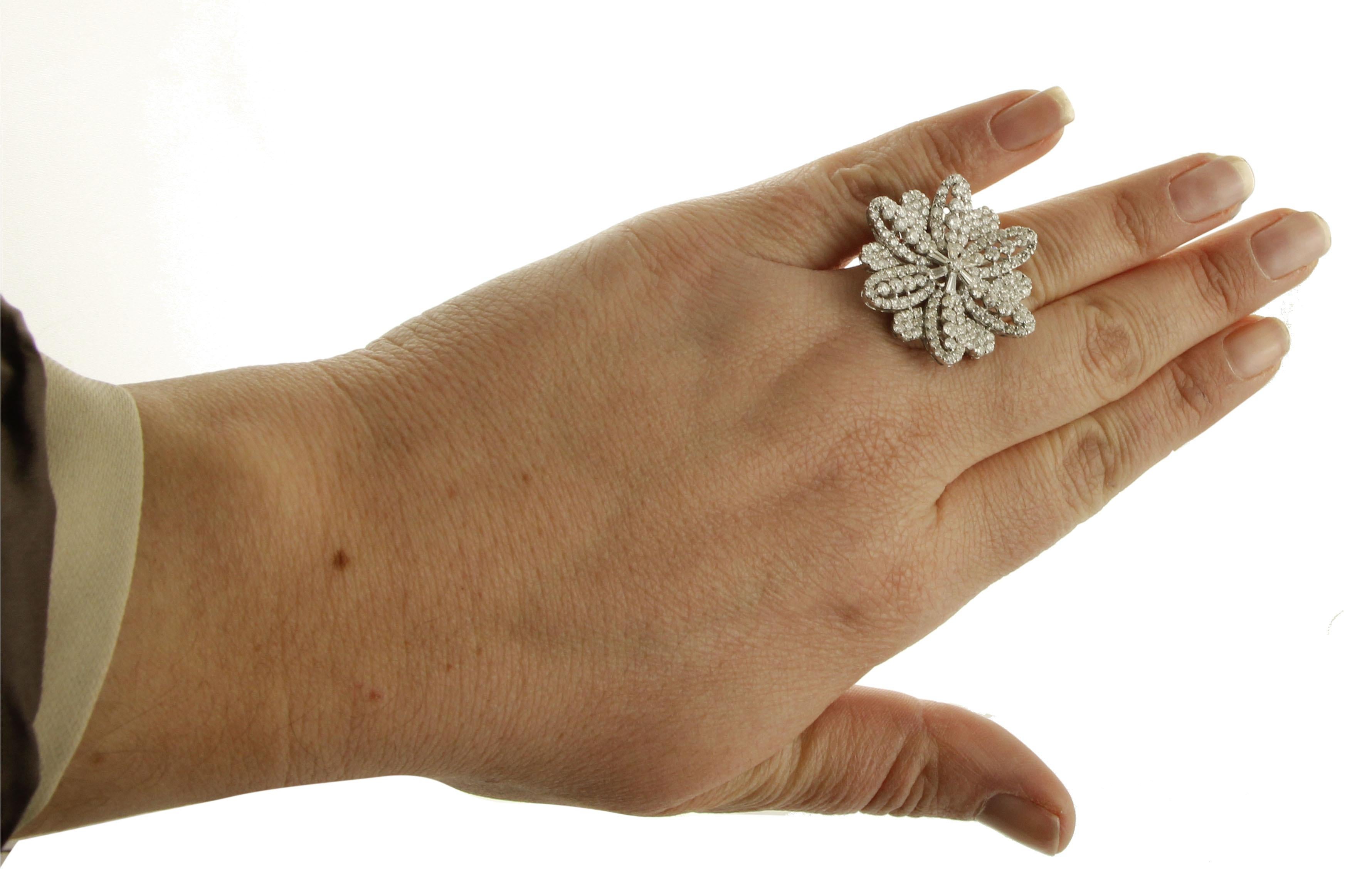 4.86 Carat Diamonds and Baguette Diamonds, 18 Karat White Gold Flower Ring For Sale 1