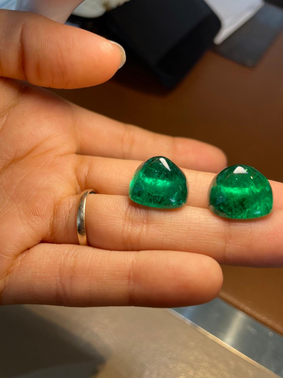 Presentiamo una splendida coppia di smeraldi cabochon dello Zambia, sapientemente tagliati in eleganti forme quadrate, con un peso complessivo di 48,64 carati. Queste straordinarie gemme mostrano le profonde e vibranti sfumature verdi per cui gli
