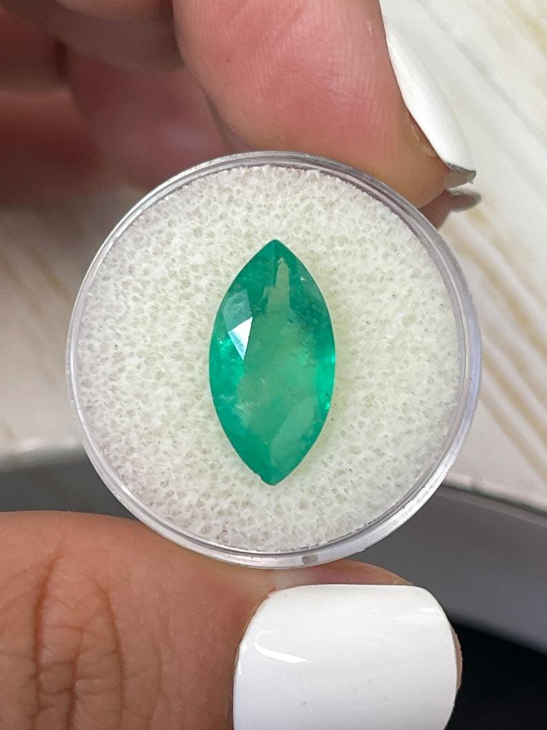 Stein: Smaragd
Gewicht: 4,86 Karat
Form: Marquise-Schliff
Klarheit: Transparent
Lüster: Sehr gut
Farbe: Mittelgrün
Abmessungen: 17,13 mm x 8,86 mm x 5,88 mm
Geografische Herkunft: Kolumbien
Behandlung: Natürlich, Ölen

Bemerkungen: Aufgrund der