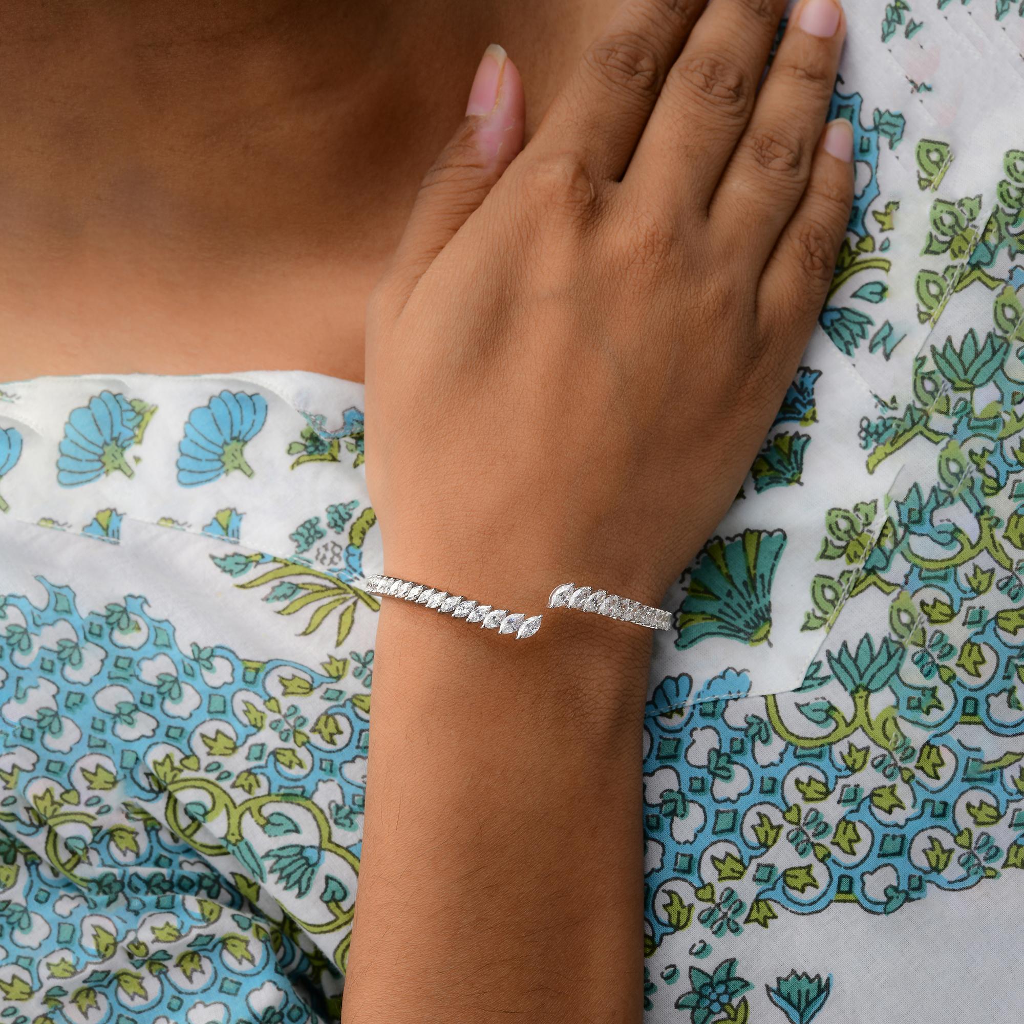 Ce bracelet manchette en or blanc 14 carats de 4,87 carats de diamants marquises SI/H présente des diamants marquises gradués sertis dans le bracelet ouvert, la taille plus importante se trouvant à l'avant du bracelet. 
Les diamants sont un symbole