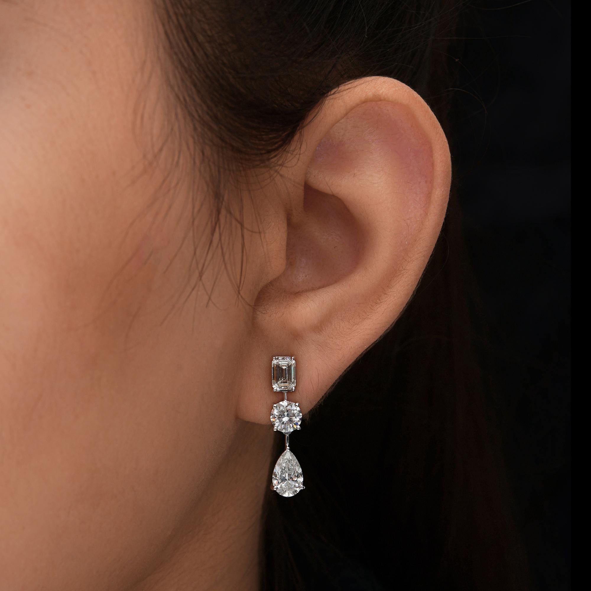 Pendientes colgantes de diamantes multiforma SI/H de 4,87 quilates y oro blanco de 18 quilates
Estos elegantes pendientes en forma de gota presentan un diamante de talla esmeralda en la parte superior con un diamante de talla redonda en el centro y