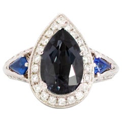 Anello da 4,87 carati con spinello a forma di pera, zaffiro blu a forma di aquilone e diamante 18 carati