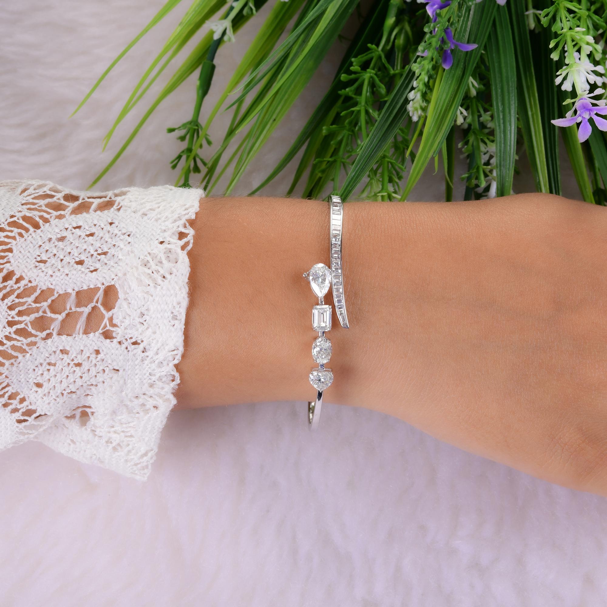 4.87Ct SI/H Multi Cut Diamond Cuff Bracelet Wraparound en or blanc 14k Jewelry
Le bracelet présente une structure ouverte remarquable qui met en valeur une sélection de quatre tailles de diamants différentes - cœur, coussin, émeraude et ovale -,