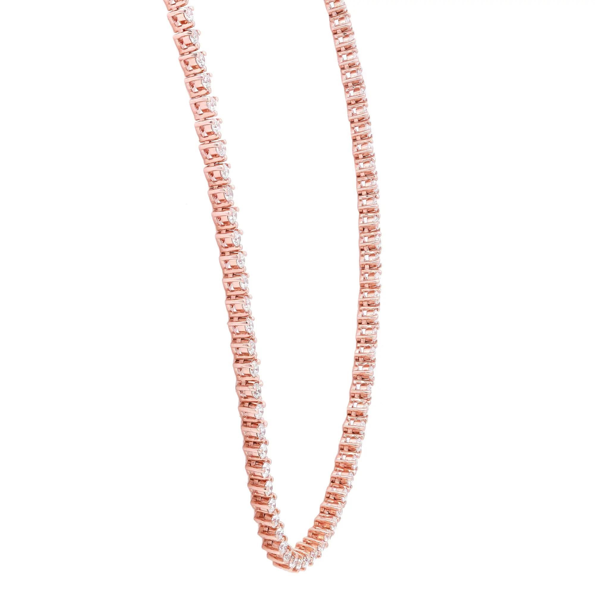 Diese luxuriöse Tennis-Halskette zeichnet sich durch 204 schillernde runde Diamanten im Brillantschliff aus, die in drei Zacken eingefasst sind. Wunderschön handgefertigt aus feinem 18-karätigem Roségold. Gesamtgewicht der Diamanten: 4,87 Karat. Ein