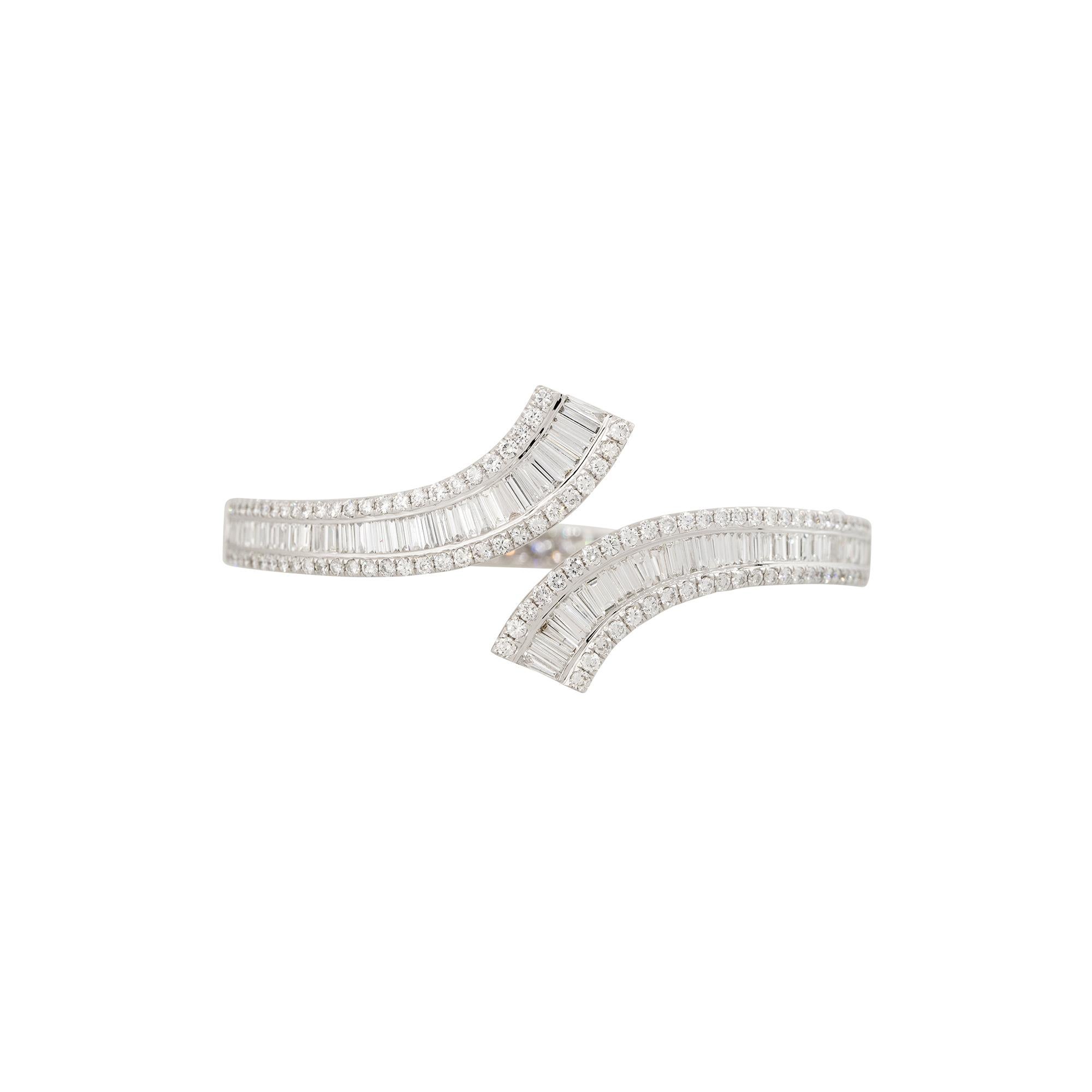 Style du produit : Bracelet manchette avec pontage de diamants
MATERIAL : Or blanc 18 carats
Détails des diamants : Il y a environ 2,89 carats de diamants de taille Baguette (75 pierres) et environ 1,99 carats de diamants de taille Rond Brillant