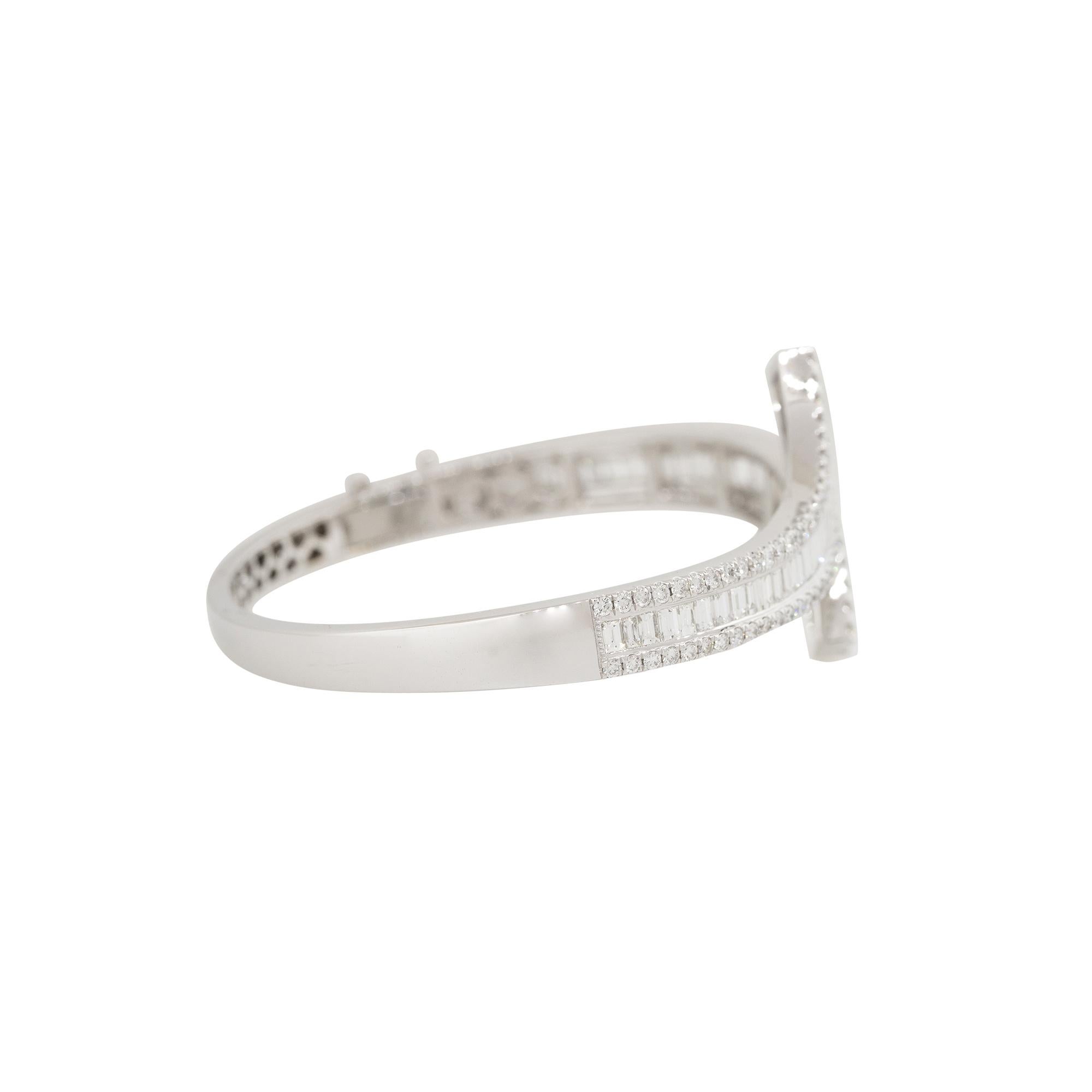 Bracelet manchette bypass en or 18 carats avec diamants de 4,88 carats Excellent état - En vente à Boca Raton, FL